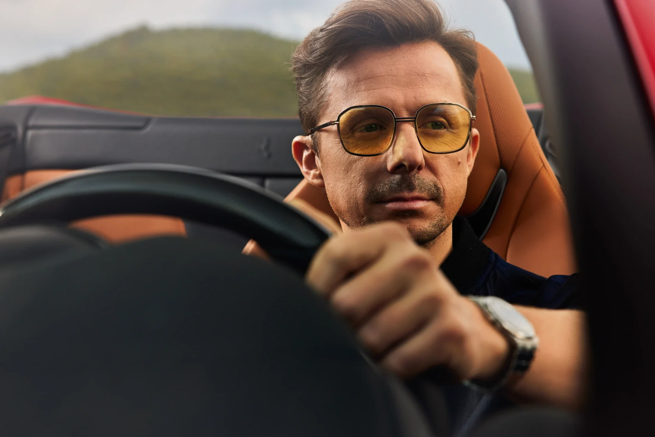 photographe automobile bourg en bresse – portrait Martin Solveig derrière volant Ferrari Portofino Ibiza