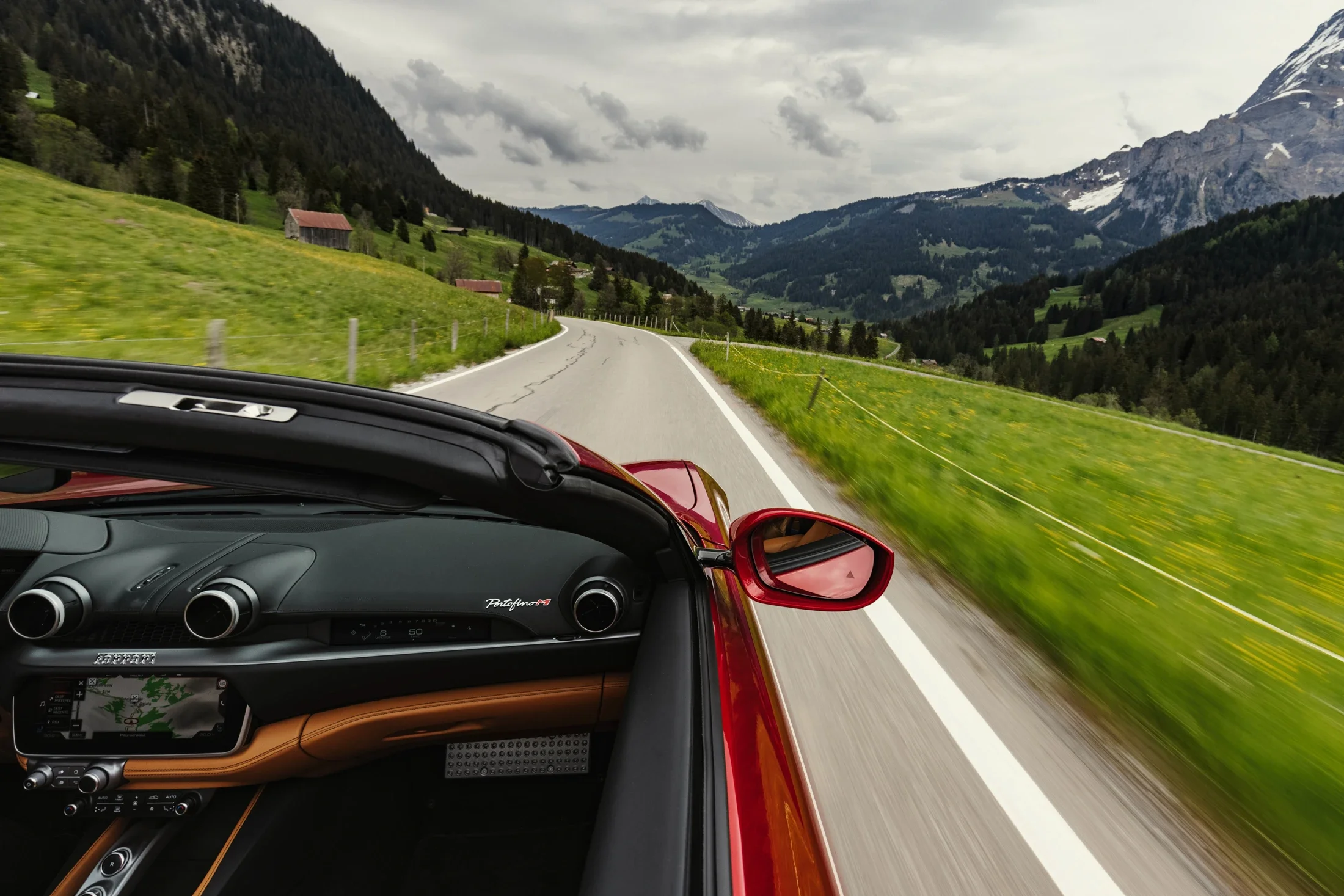 image communication Ferrari Portofino M dynamique route montagne Suisse détail logo