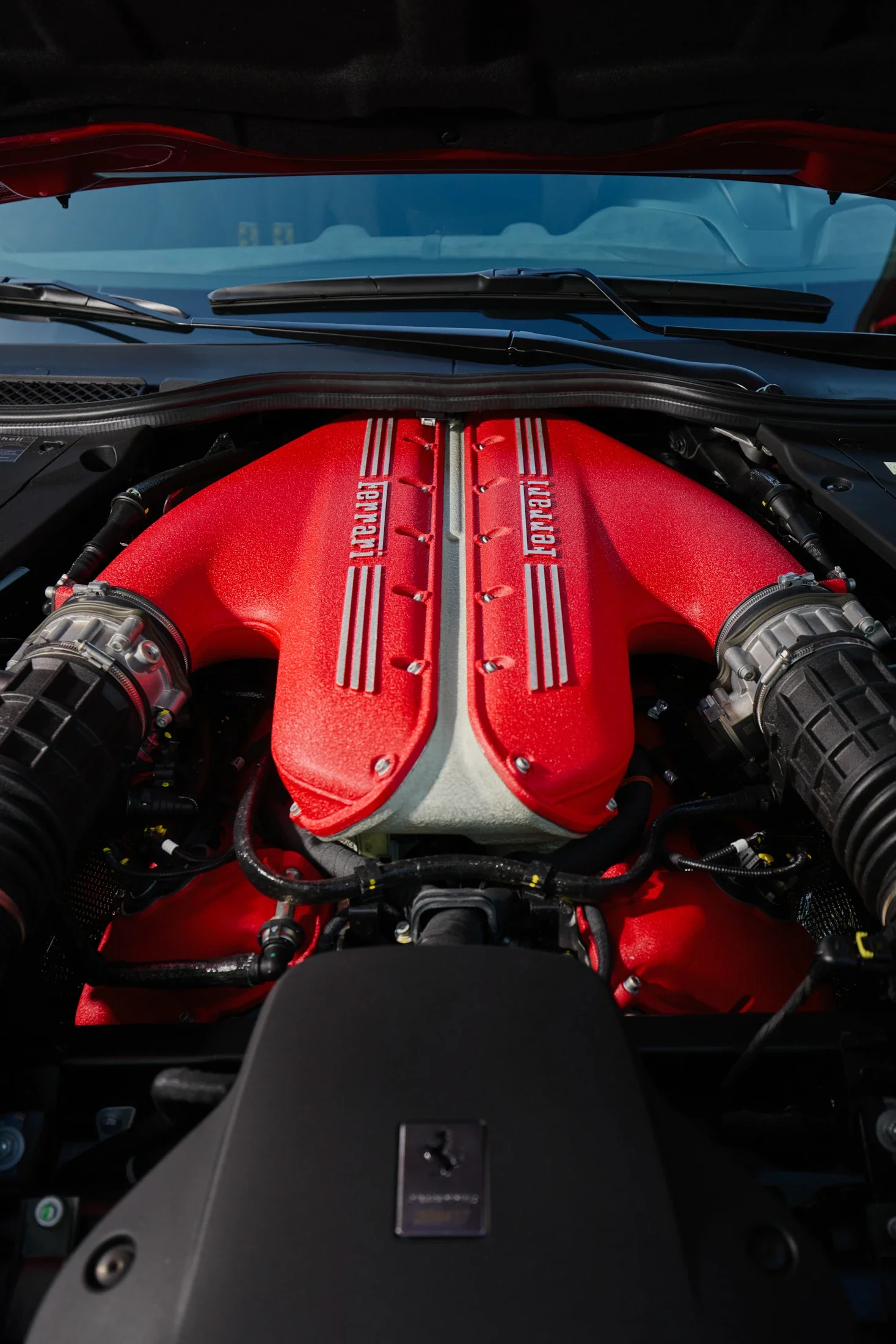 photographe automobile bourg en bresse – shooting collectionneur particulier Ferrari 812 Competizione maison bourgogne détail moteur V12