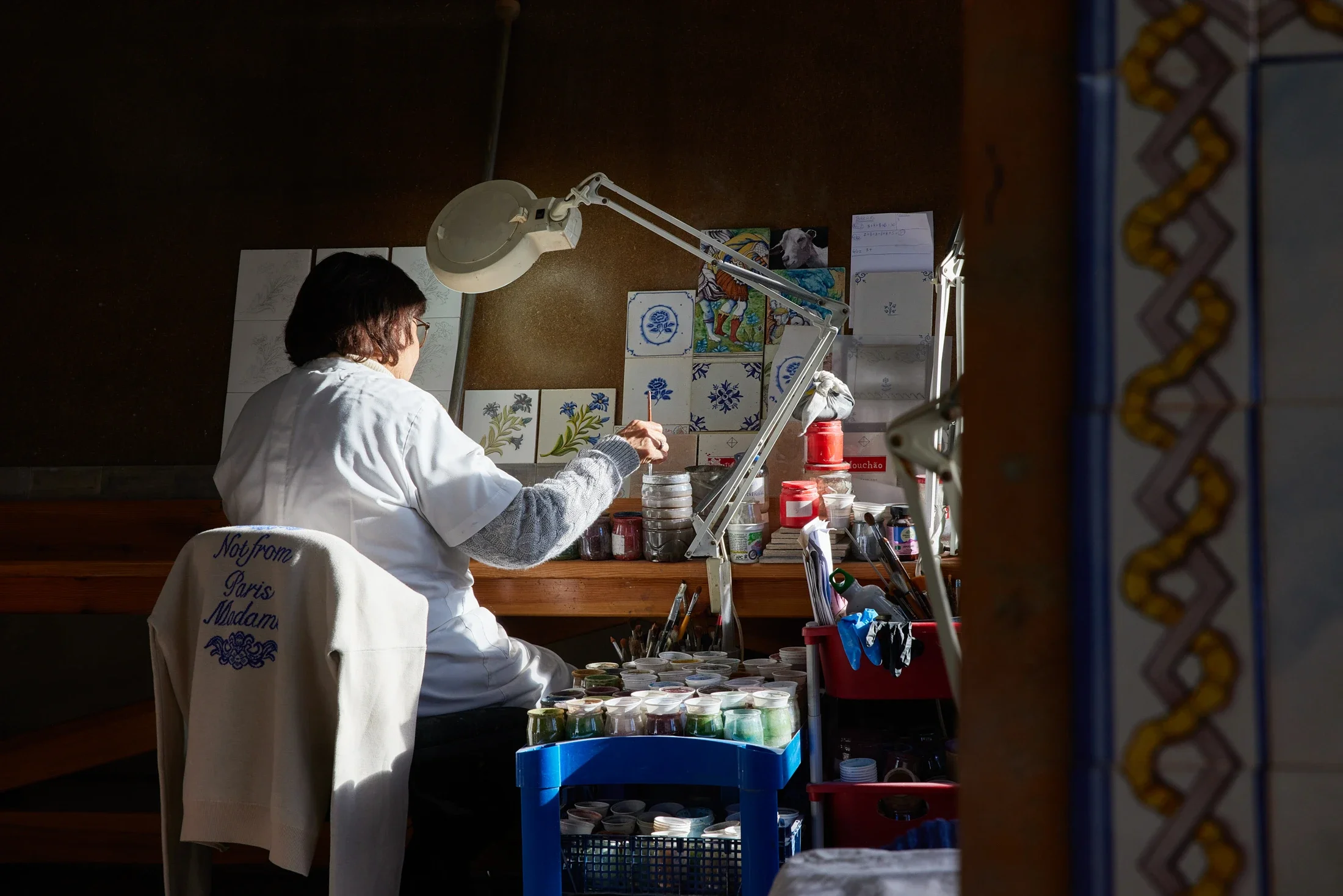 photographe bourg en bresse, Ain, Rhone Alpes, France - portfolio, mise en scène artisan Azulejo au Portugal pour Drôle de Monsieur