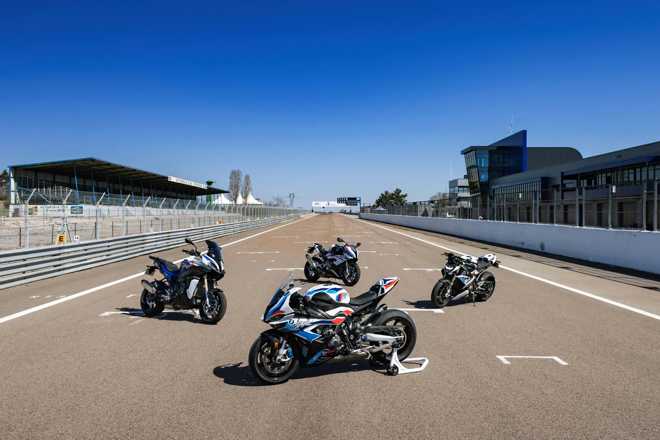 photographe automobile bourg en bresse – image communication BMW Motorrad France famille motos circuit Dijon Prenois