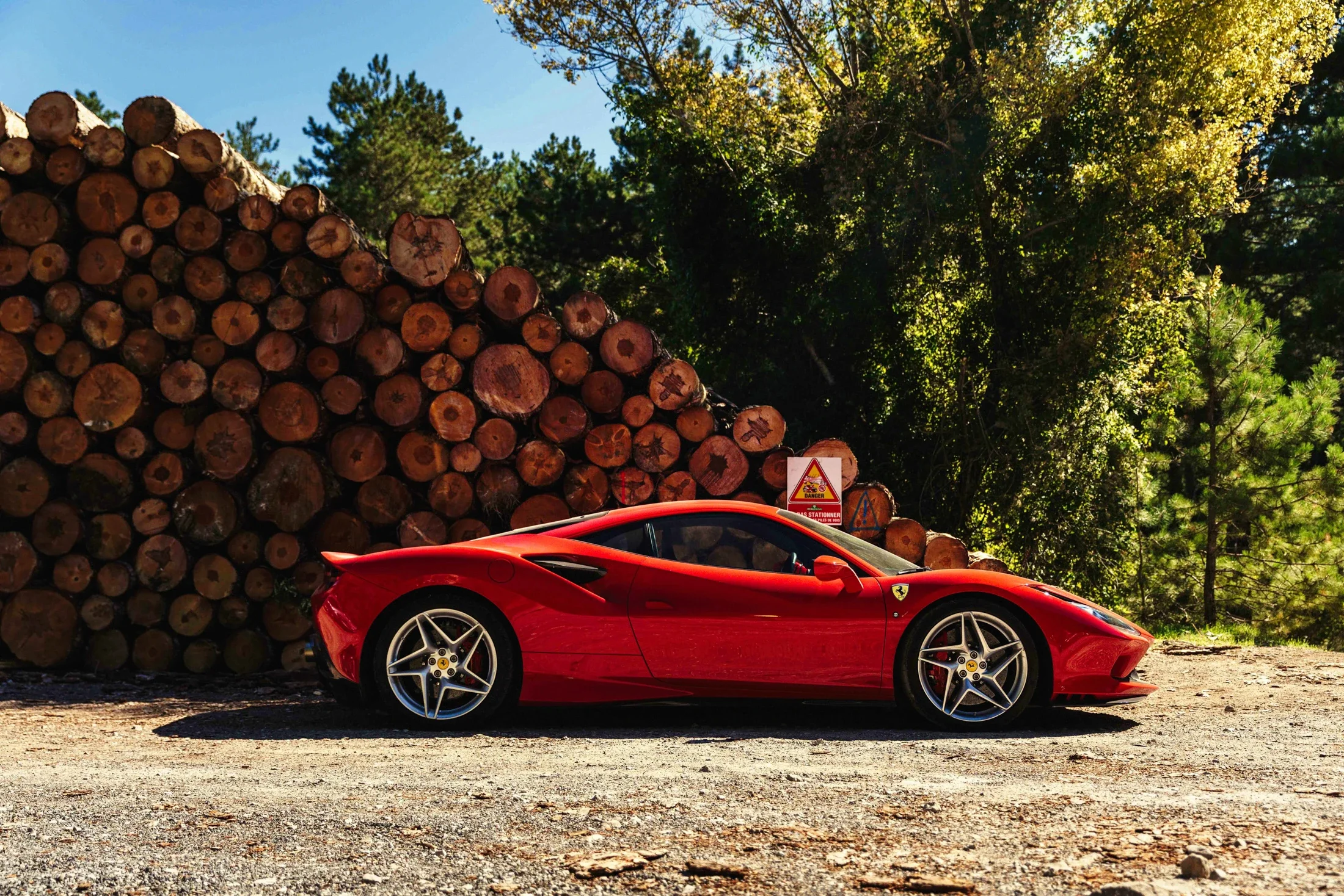 photographe automobile bourg en bresse – image presse Ferrari Tour Auto arbres 