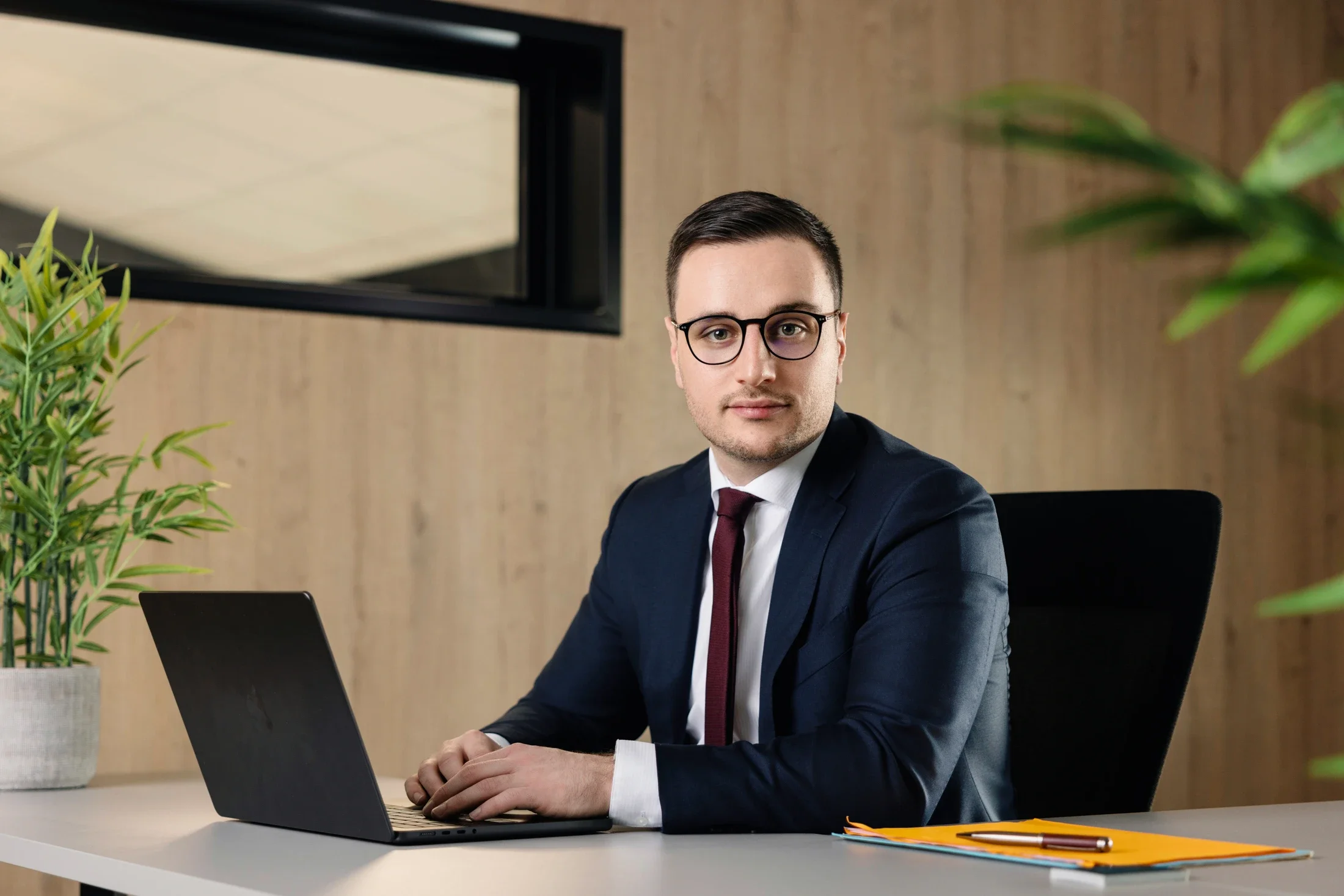 photographe corporate bourg en bresse – Mise en scène rendez vous avocat avec Maitre Arthur Vieux à Bourg en Bresse et Lyon
