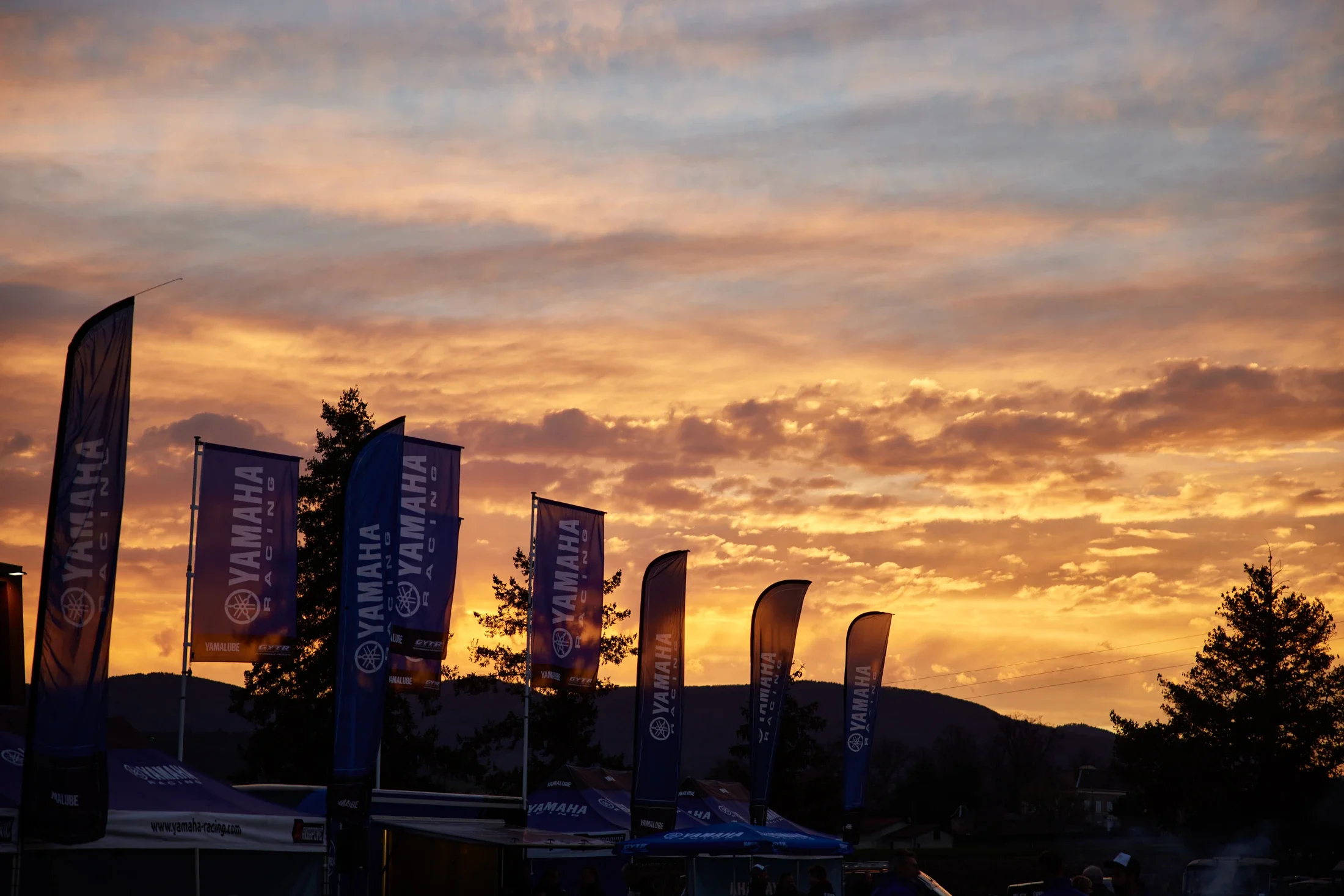 photographe évènementiel bourg en bresse – Reportage évènement Yamaha Off Road expérience dans le Beaujolais, ciel chargé de couleur