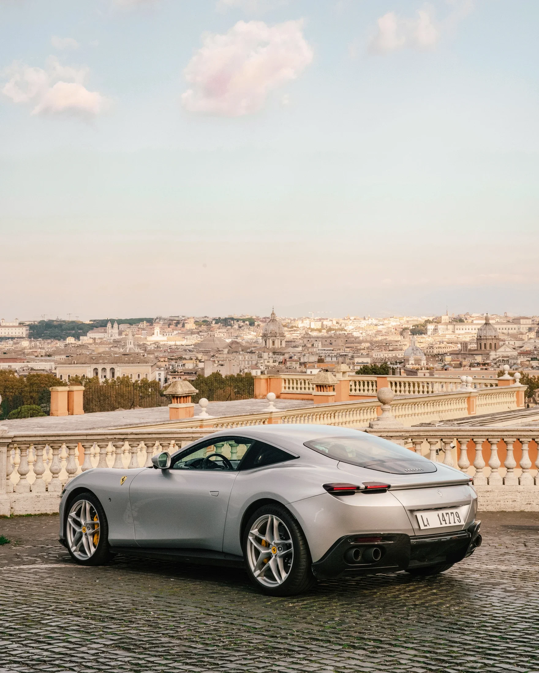 photographe automobile bourg en bresse – image communication Ferrari Roma Rome Italie ville