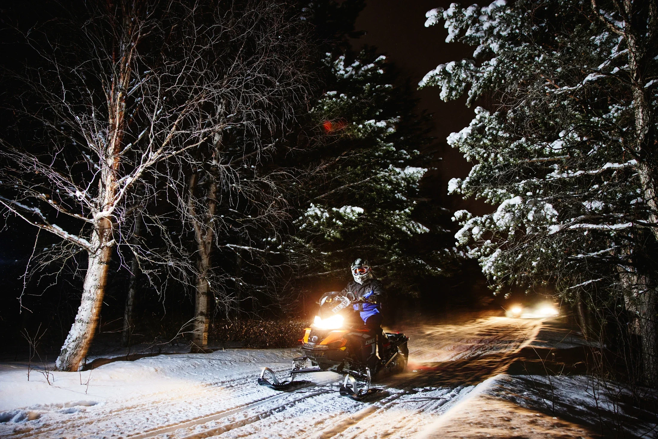 photographe évènementiel bourg en bresse – Reportage évènement Ferrari Club Challenge on Ice en Laponie sur les circuits de glace de Lapland Ice Driving, balade en motoneige
