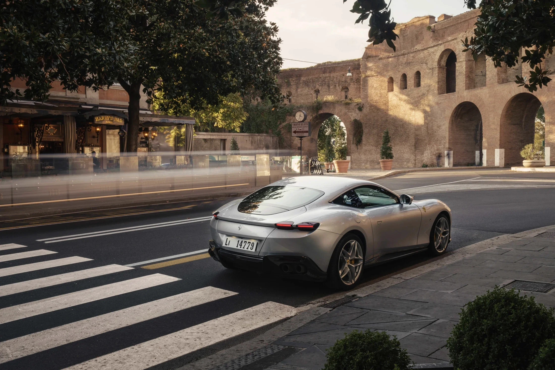 photographe automobile bourg en bresse – image communication Ferrari Roma statique Rome