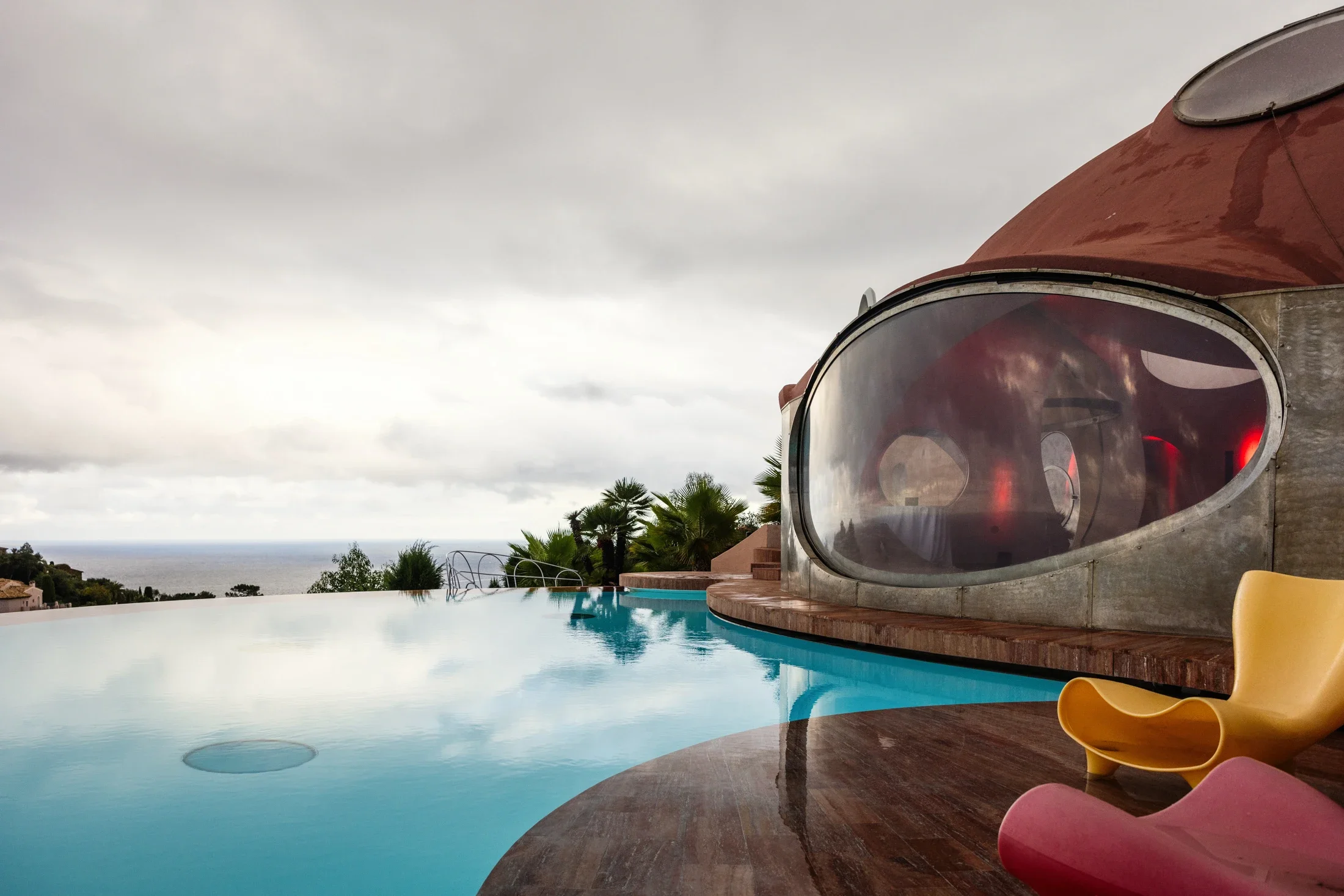 photographe évènementiel bourg en bresse – Reportage évènement lancement Ferrari 12 Cilindri avec la concession Ferrari SF Cannes dans la maison bulles avec piscine