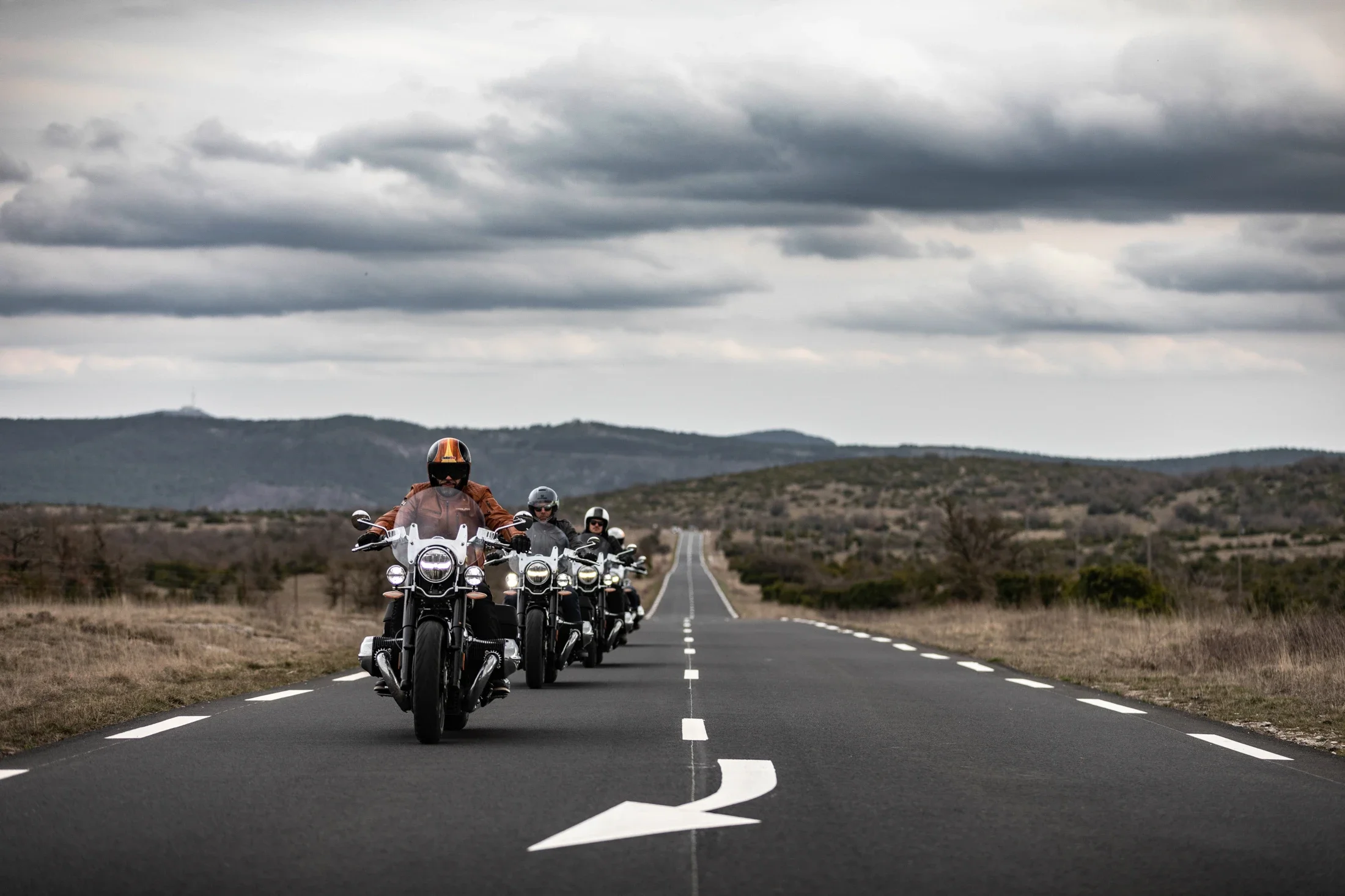photographe automobile bourg en bresse – essai presse BMW Motorrad R18 route Montpellier ciel orage désert