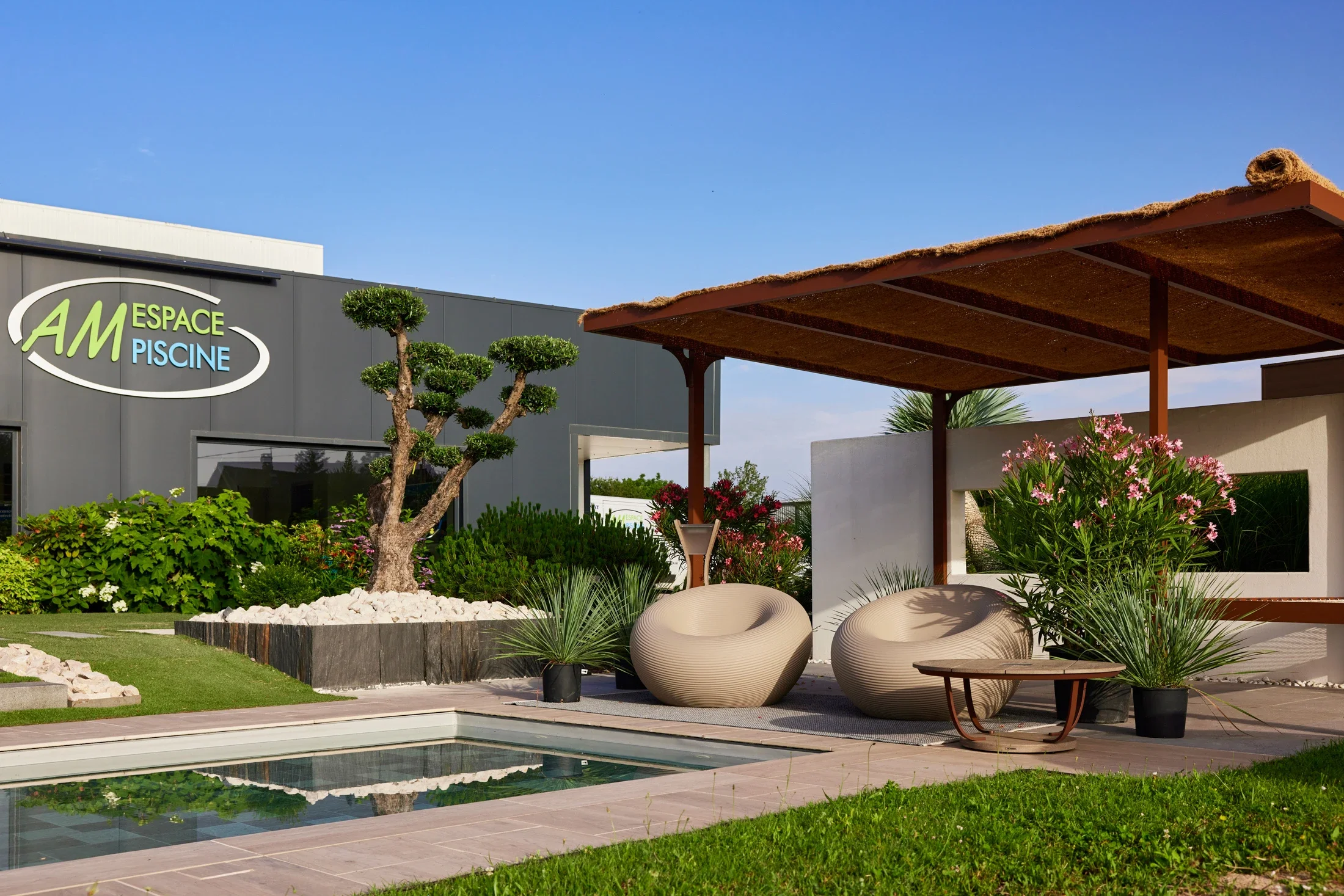 photographe corporate bourg en bresse – Reportage locaux Jéromes Concept et AMP Piscine à Attignat