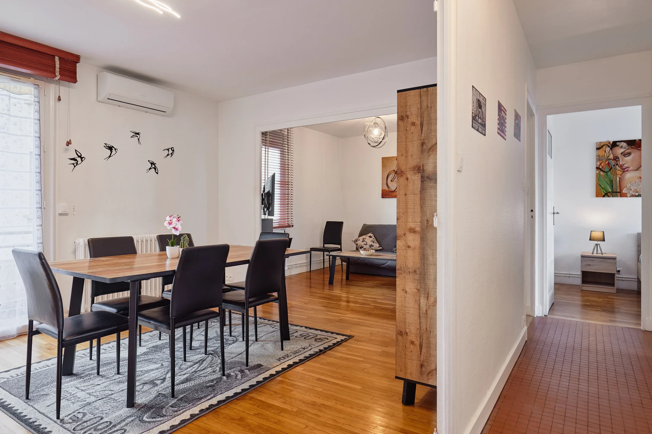 photographe immobilier bourg en bresse – Couloir et salon d'un logement locatif à bourg en bresse géré par La Conciergerie Bressane