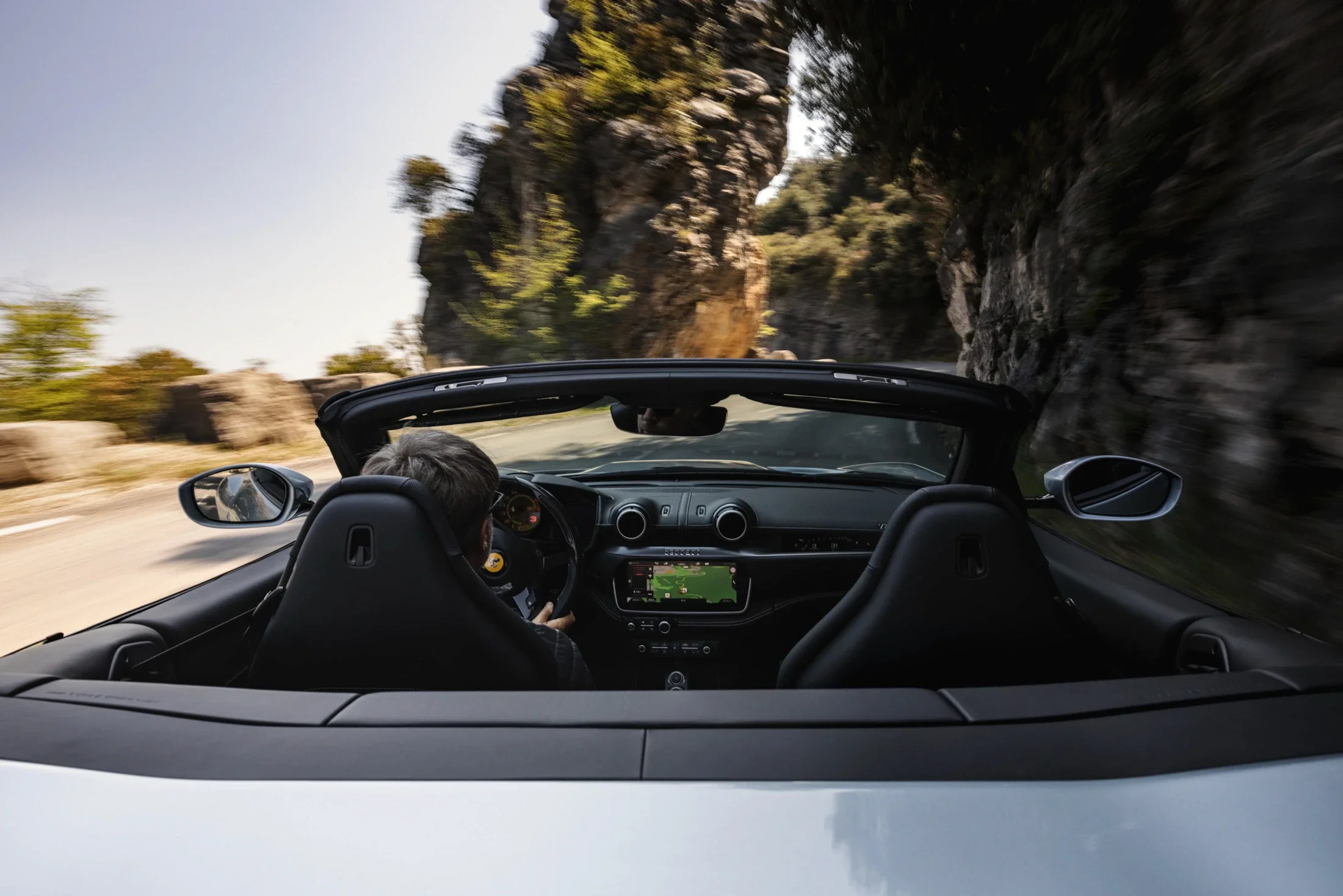 photographe automobile bourg en bresse – image communication Ferrari Portofino M route montagne sud France