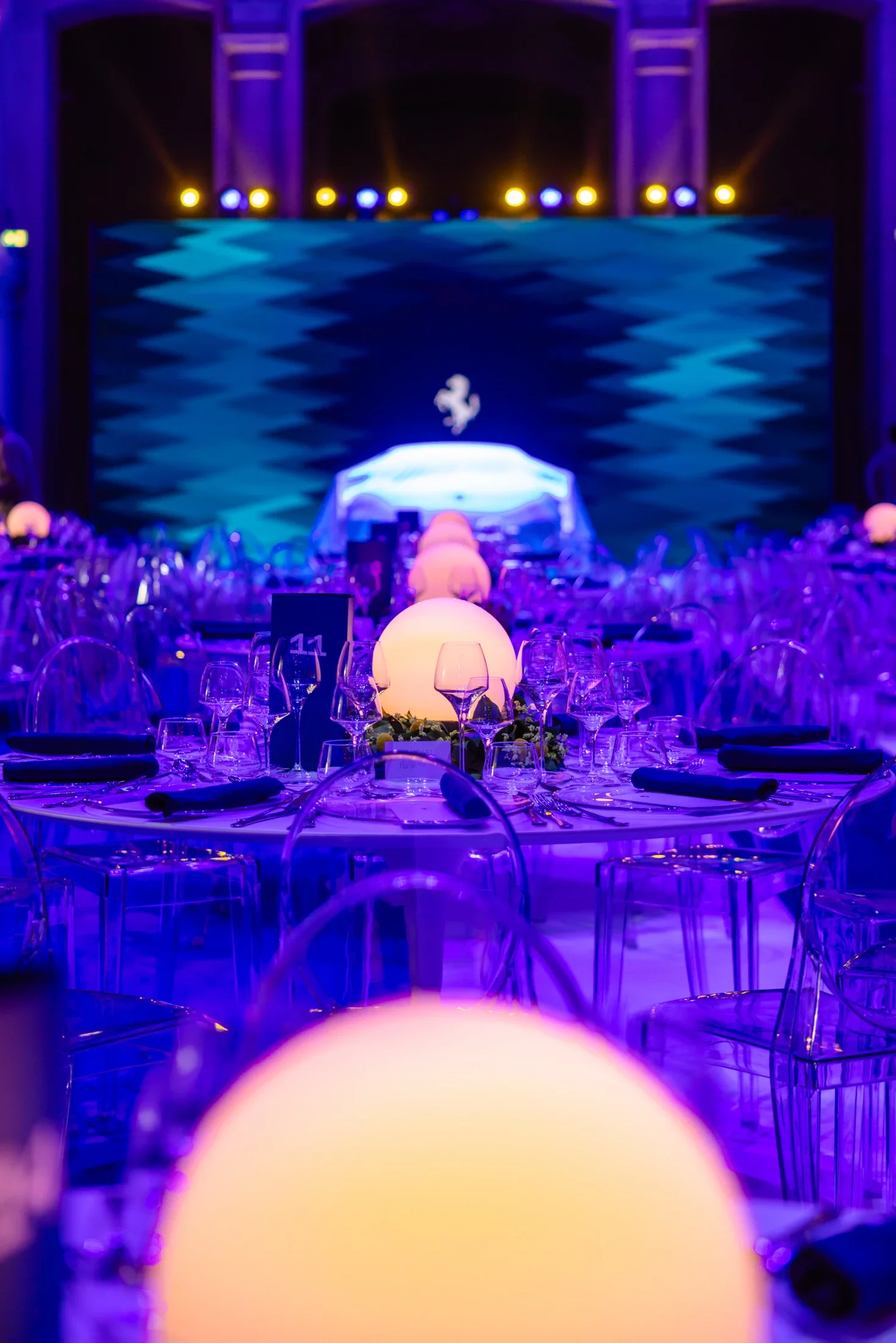 photographe évènementiel bourg en bresse – Reportage évènement lancement Ferrari Amalfi au Louvre à Paris, table de diner