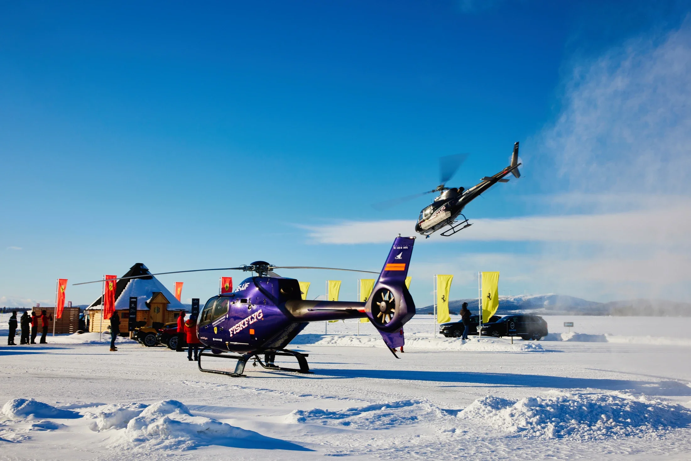 photographe évènementiel bourg en bresse – Reportage évènement Ferrari Club Challenge on Ice en Laponie sur les circuits de glace de Lapland Ice Driving, vol en hélicoptère