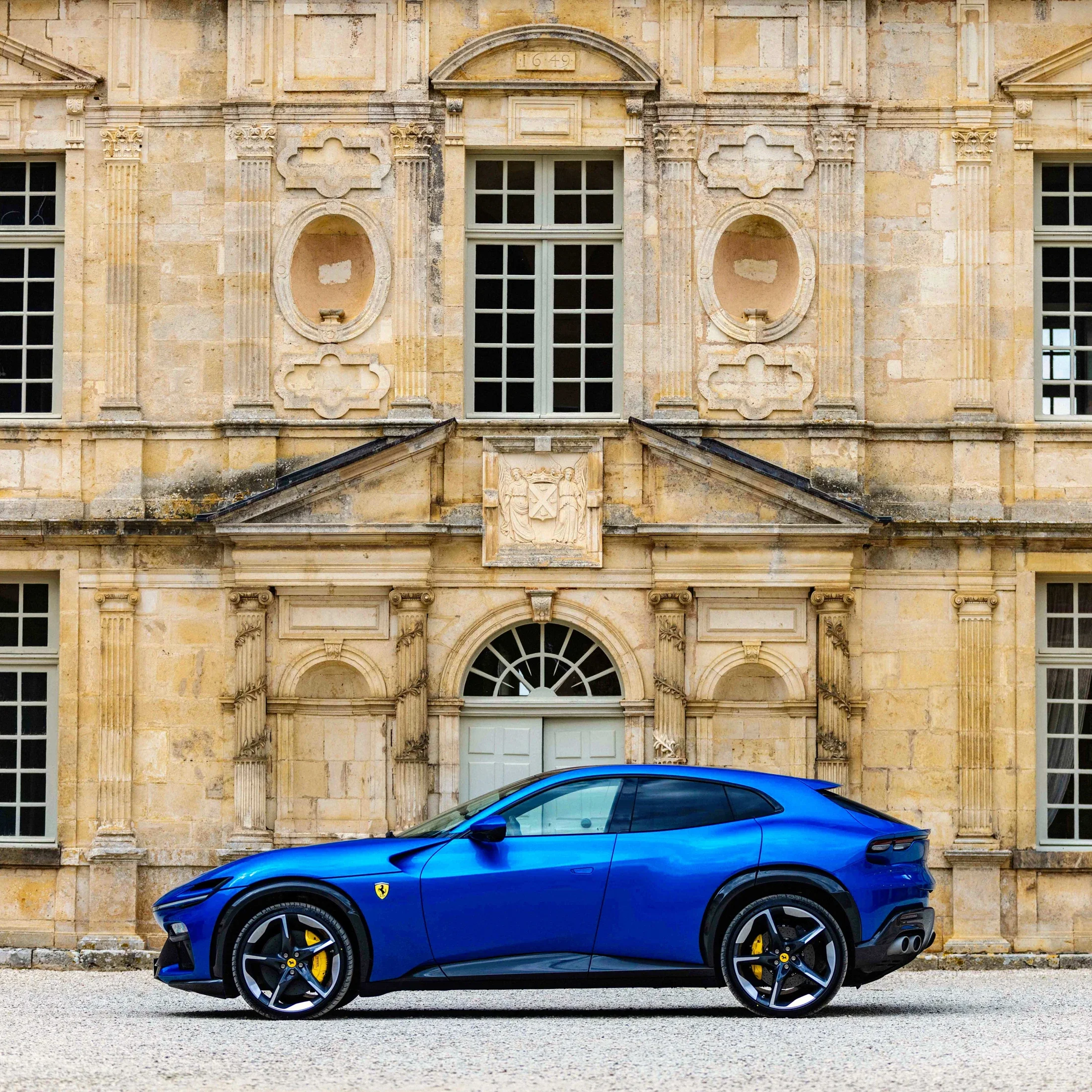 image communication ferrari tour Auto Purosangue chateau