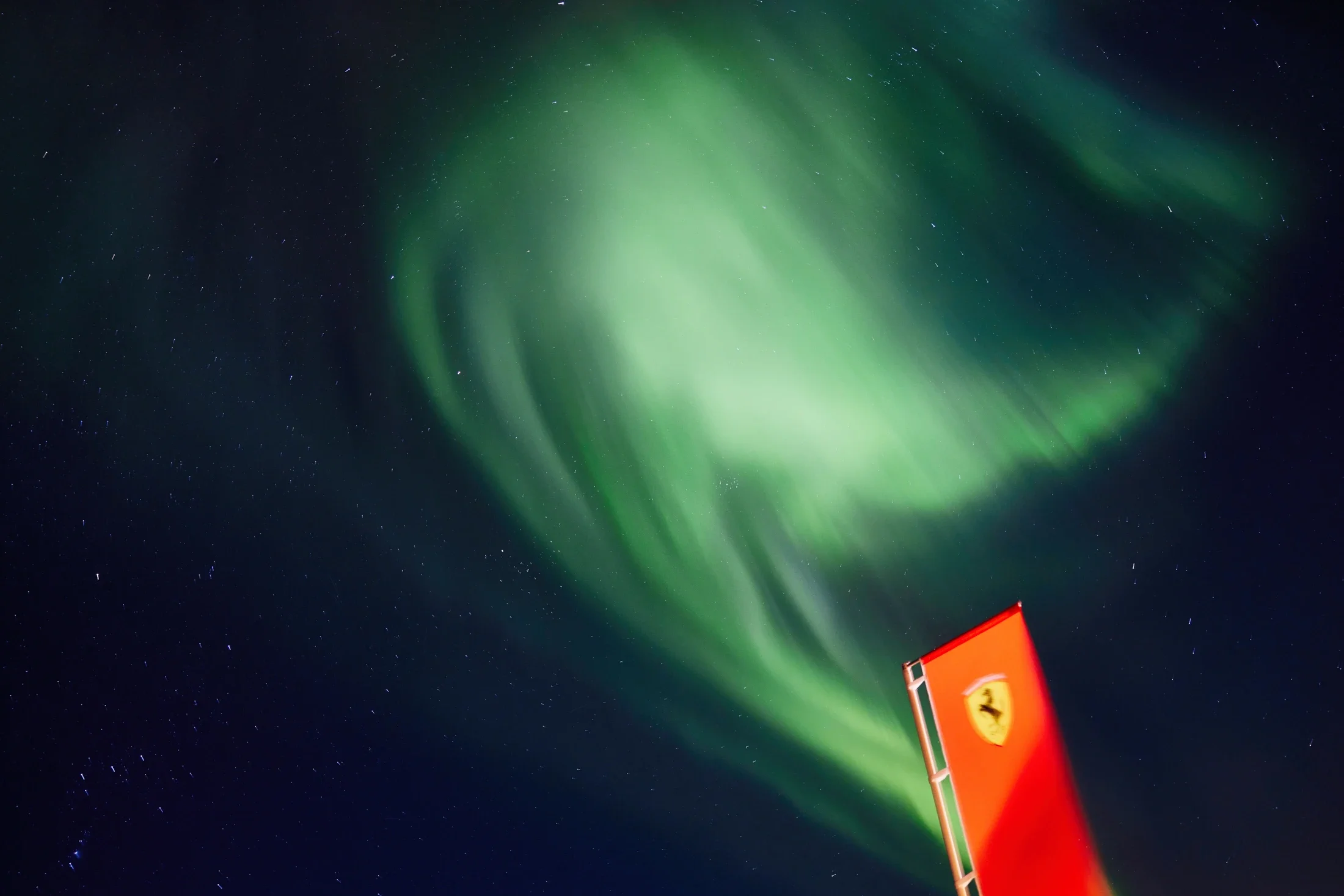 photographe évènementiel bourg en bresse – Reportage évènement Ferrari Club Challenge on Ice en Laponie sur les circuits de glace de Lapland Ice Driving, aurore boréale au dessus des lacs