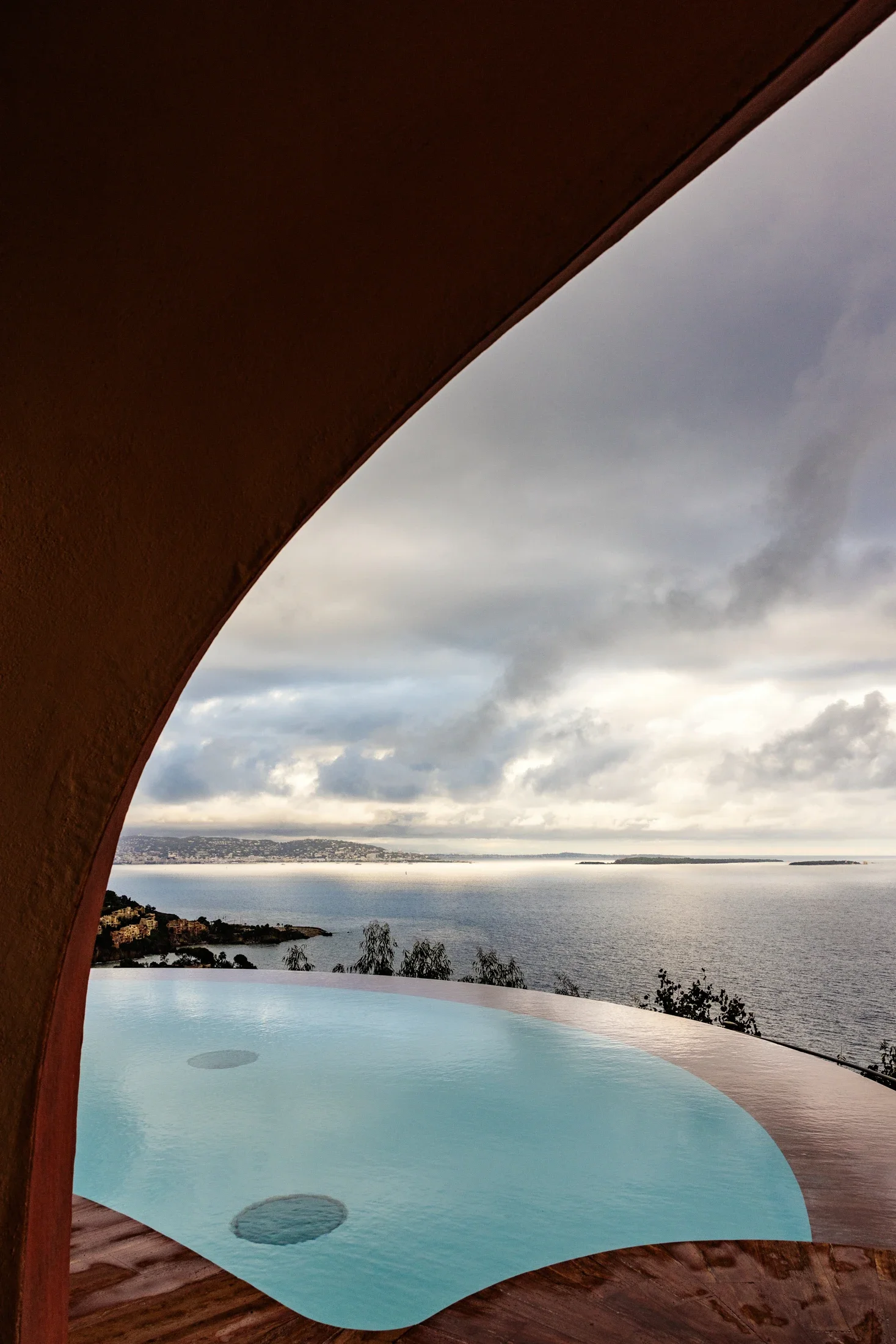 photographe évènementiel bourg en bresse – Reportage évènement lancement Ferrari 12 Cilindri avec la concession Ferrari SF Cannes dans la maison bulles avec vu panoramique sur la mer
