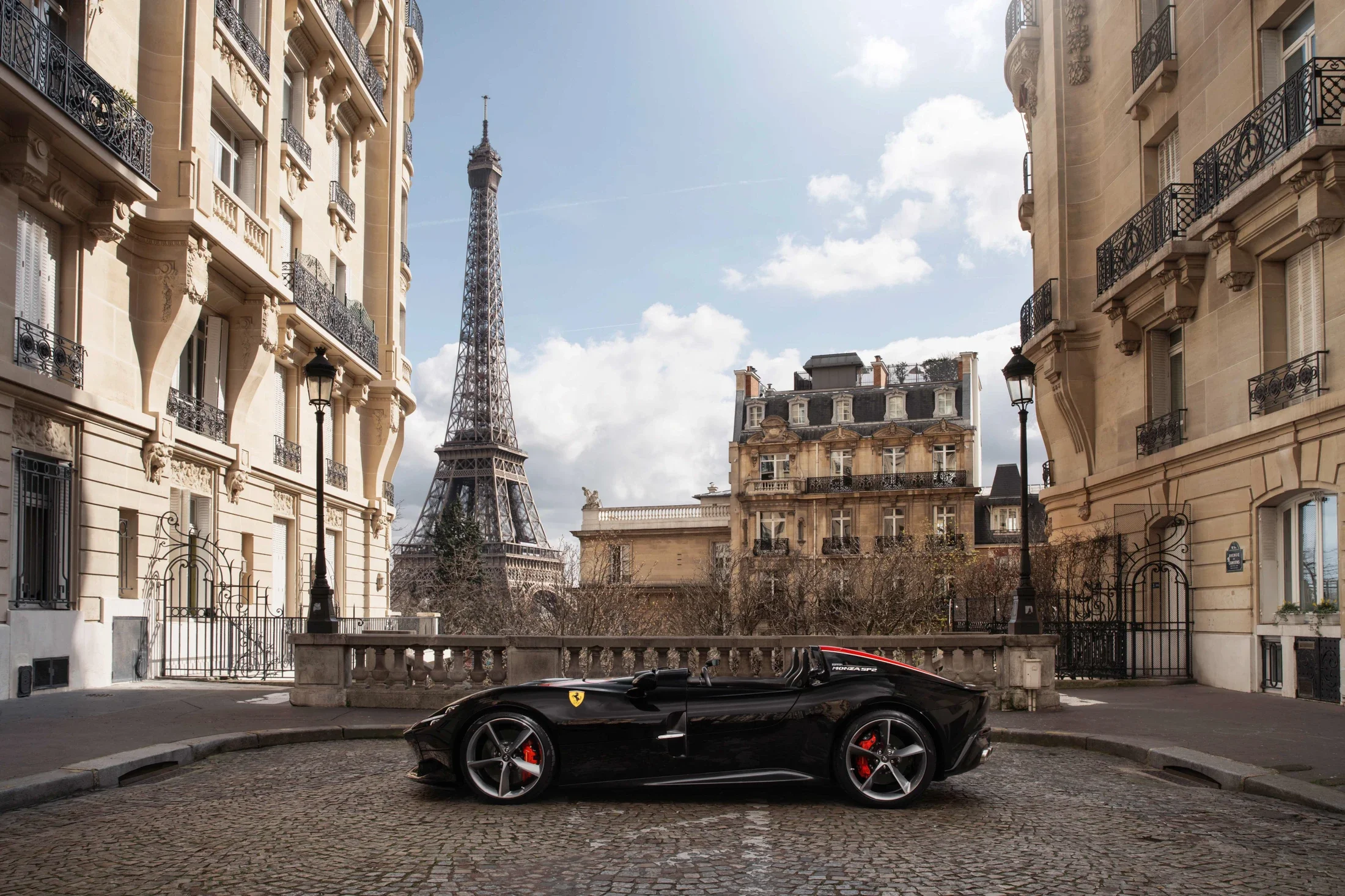 photographe automobile bourg en bresse – Statique Ferrari Monza SP2 collectionneur Paris Tour Eiffel soleil