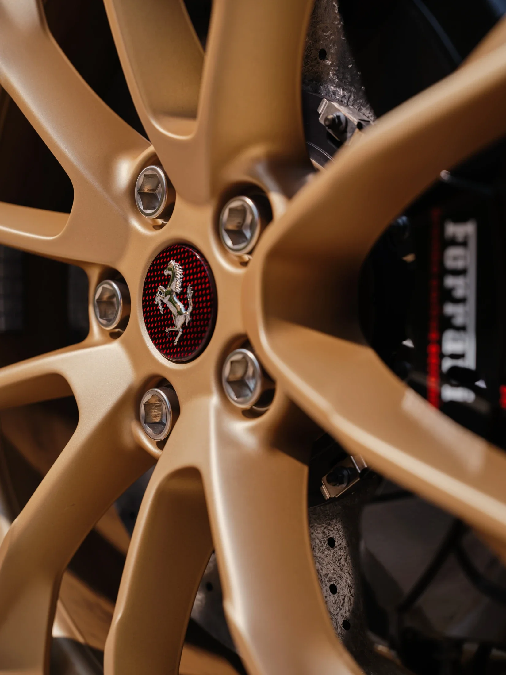 photographe automobile bourg en bresse – shooting collectionneur particulier Ferrari 812 Competizione maison bourgogne détail rouge