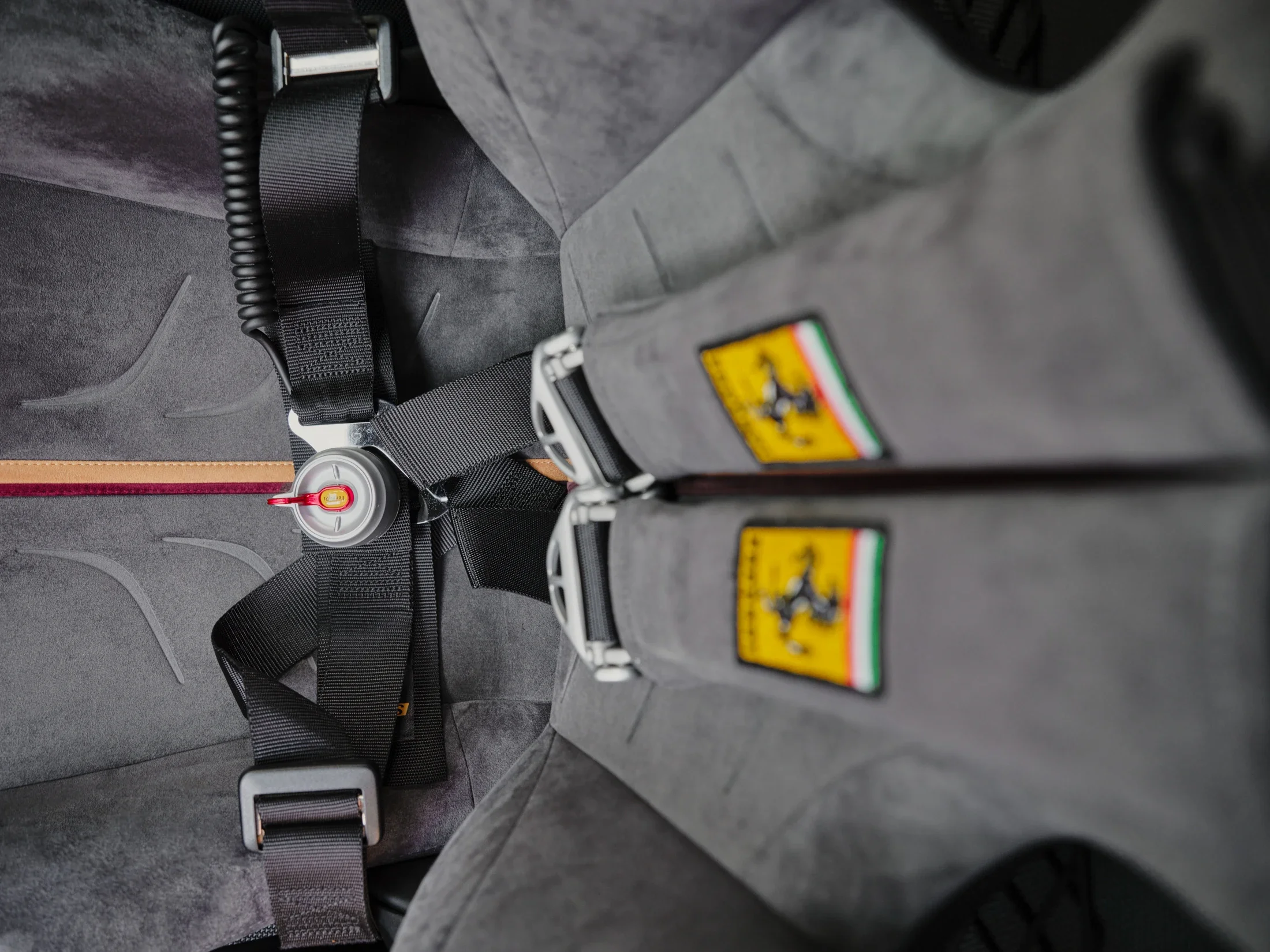 photographe automobile bourg en bresse – shooting collectionneur particulier Ferrari 812 Competizione maison bourgogne détail ceinture harnais