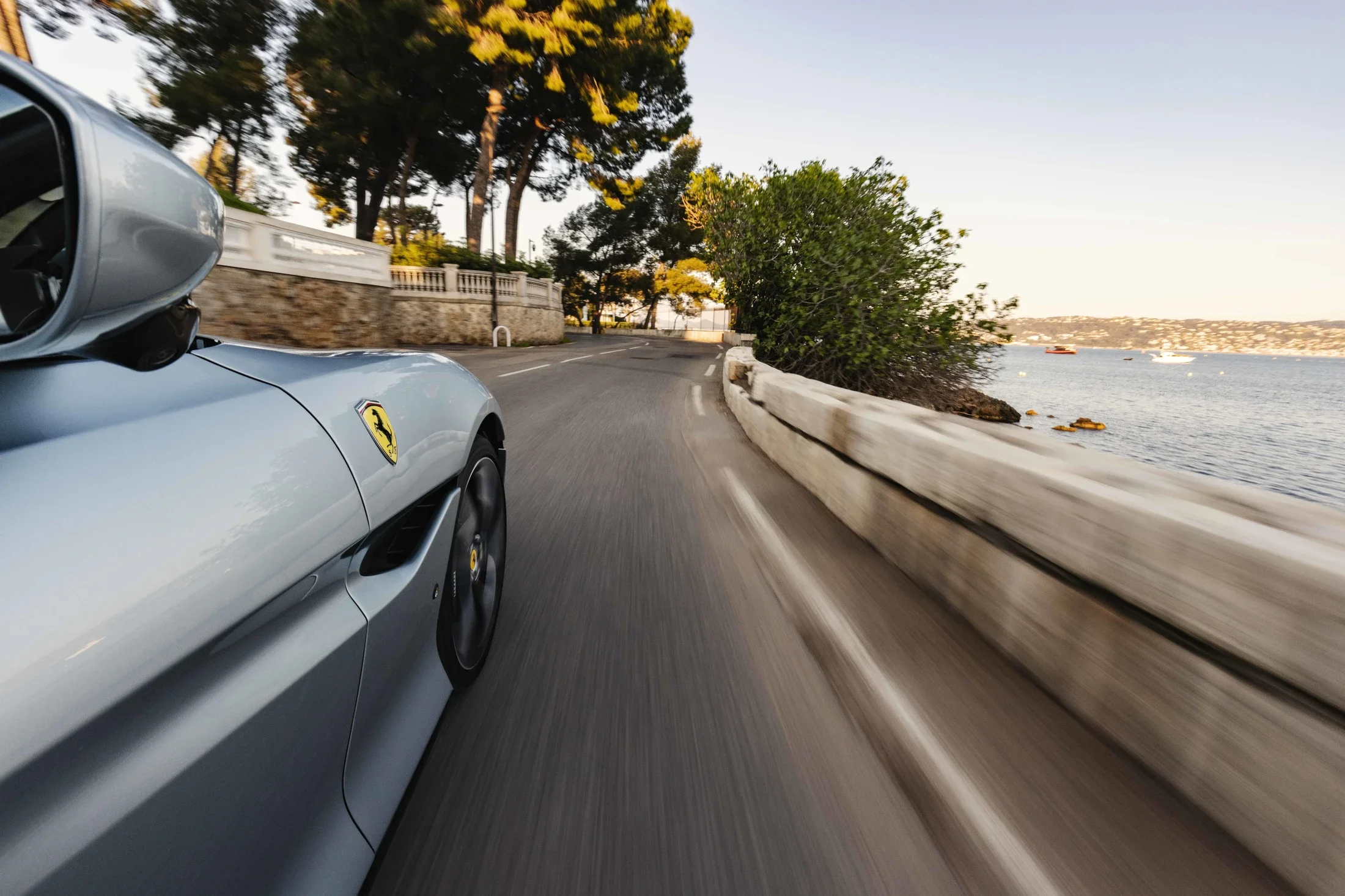 photographe automobile bourg en bresse – image communication Ferrari Portofino M Cannes dynamique détail logo mer