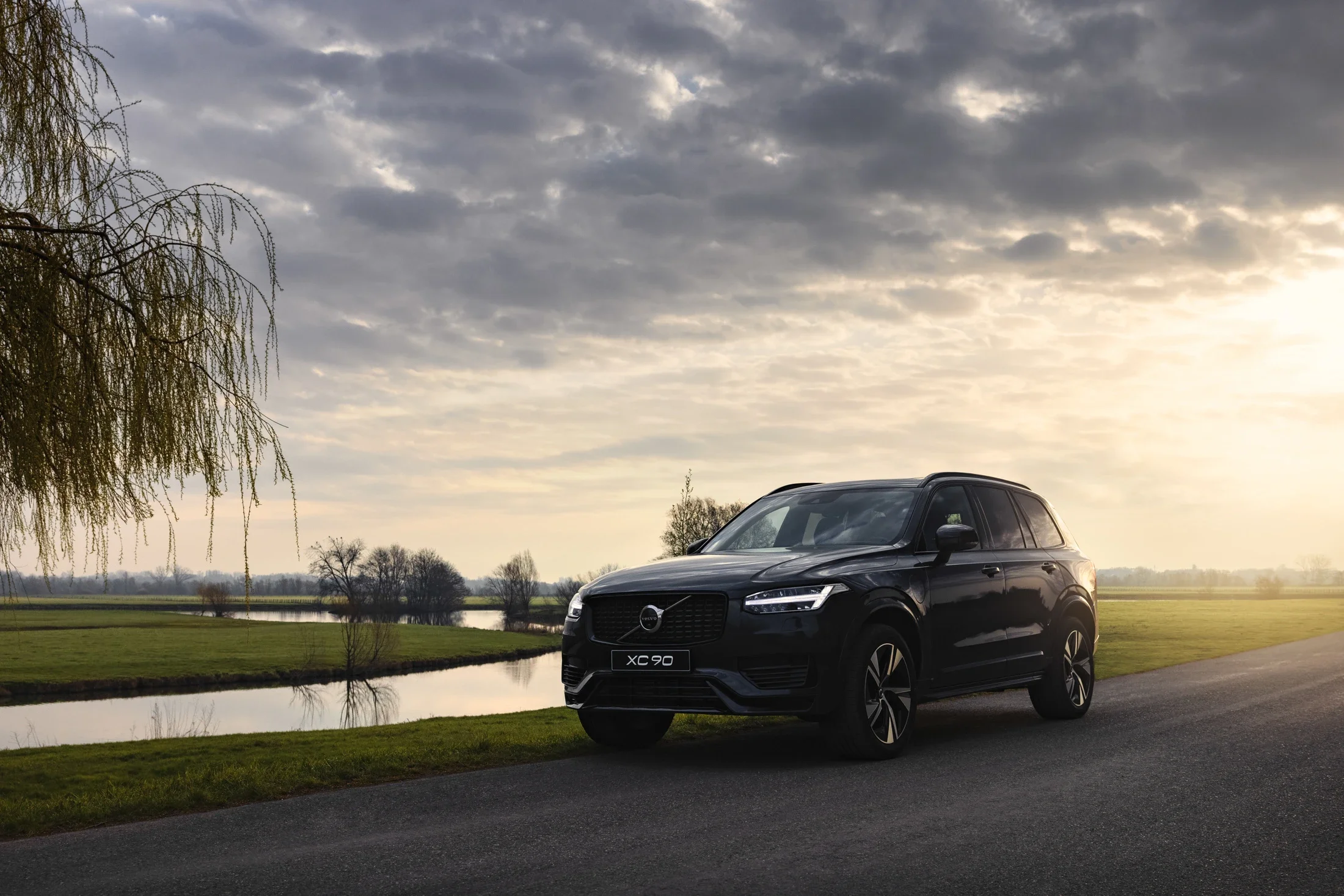 photographe automobile bourg en bresse – image communication Volvo XC90 concession Corsin automobiles Macon France statique soleil rivière Saône et Loire