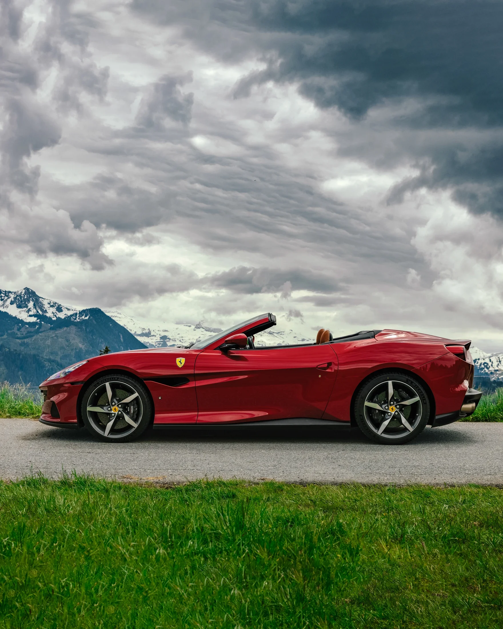 image communication Ferrari Portofino M route montagne Suisse