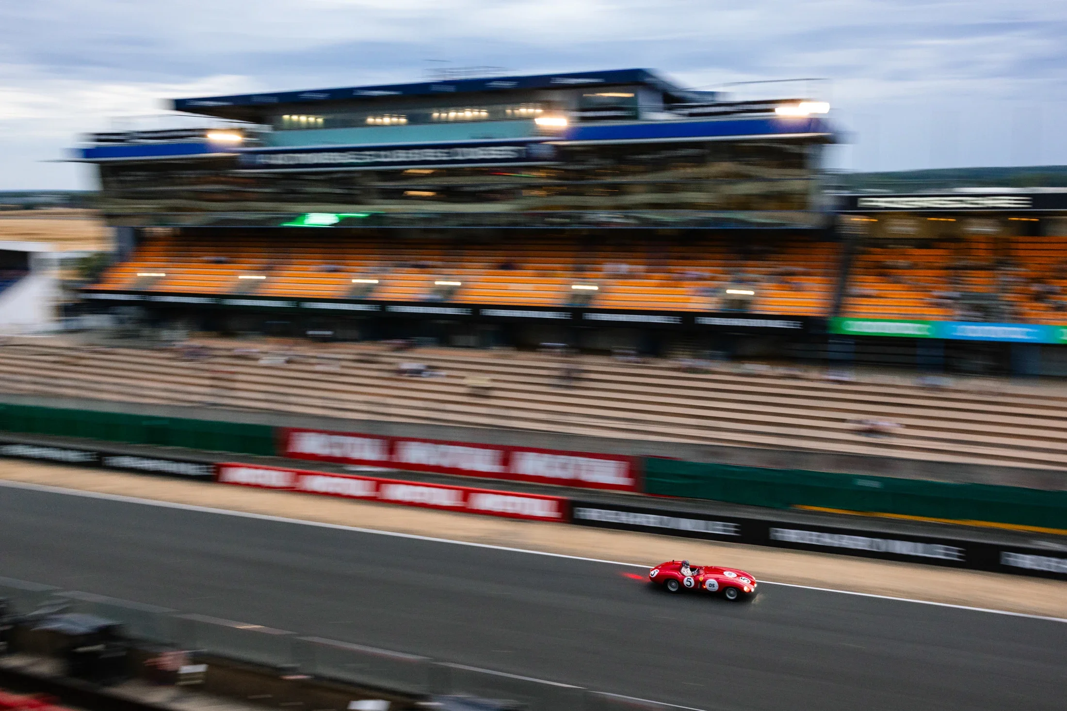photographe automobile bourg en bresse – 24H du Mans classic 2025 Ferrari ligne droite des stands circuit 24H du Mans
