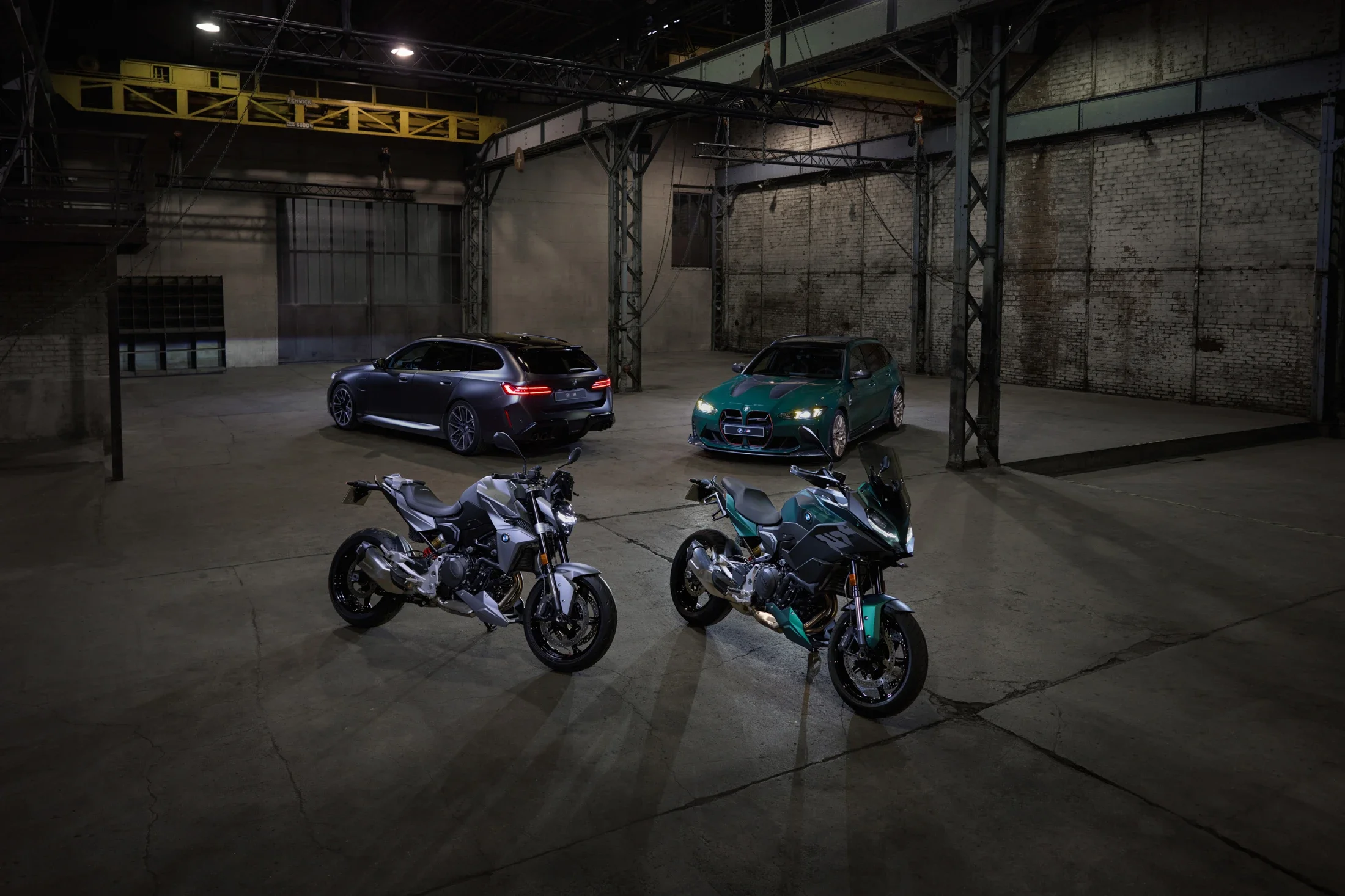 photographe automobile bourg en bresse – BMW Motorrad France moto F900R F900XR hangar voiture BMW M5 M3CS