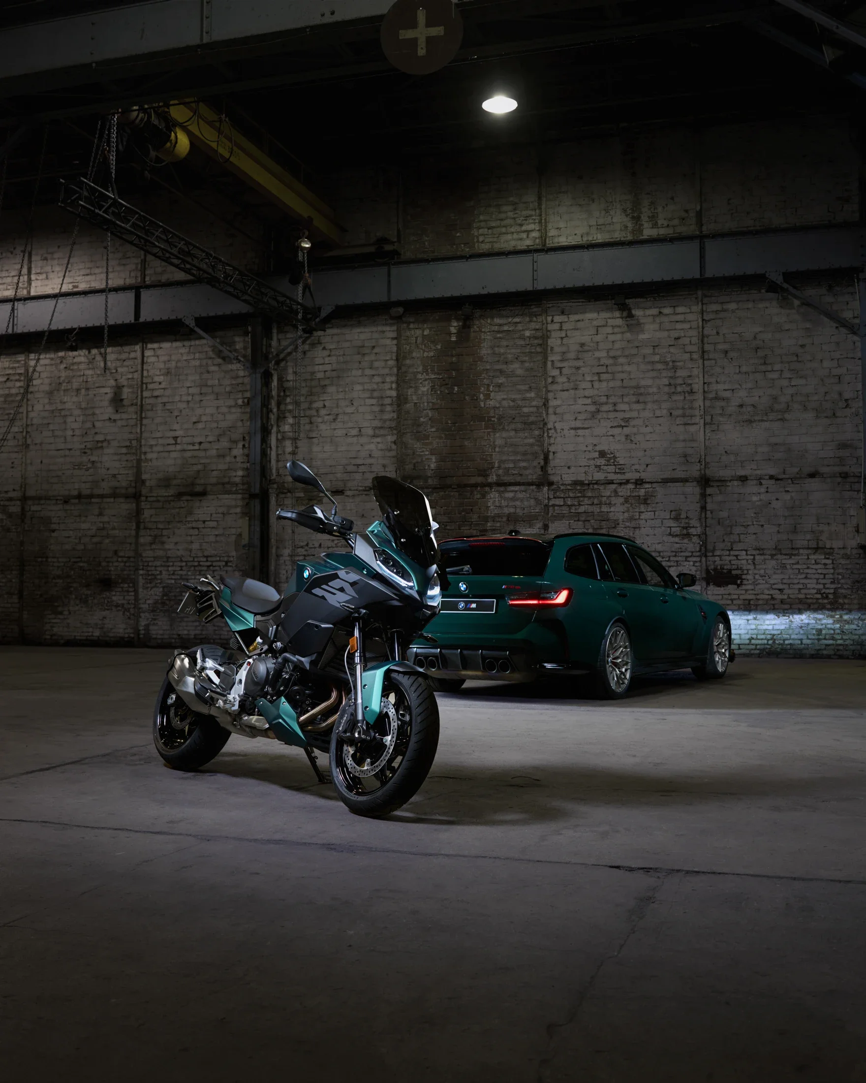 photographe automobile bourg en bresse – BMW Motorrad France moto F900XR hangar voiture BMW M3CS