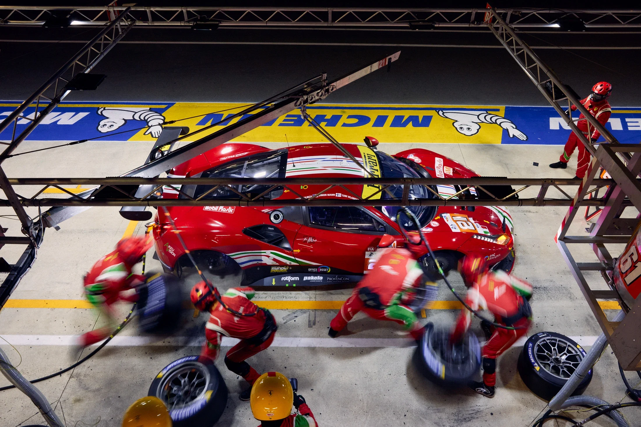photographe automobile bourg en bresse – Reportage Team Ferrari AF CORSE 21 WEC circuit 24H du Mans pitstop mécaniciens