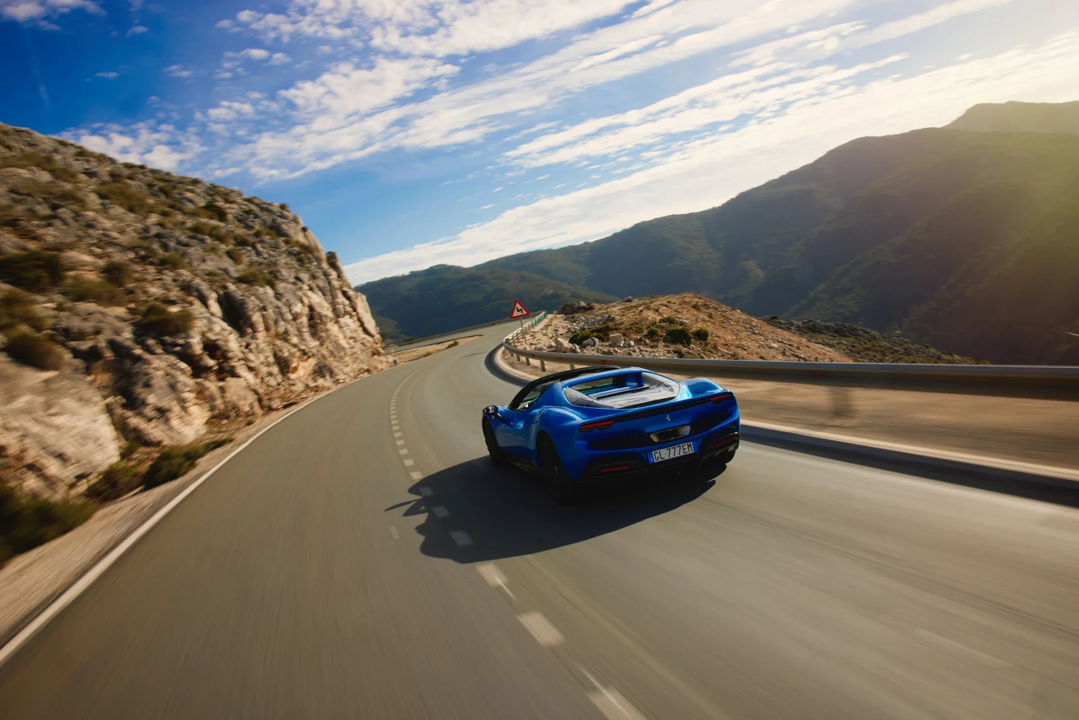 photographe automobile bourg en bresse – Essaie presse Ferrari 296 GTS bleu route Andalousie Espagne arrière