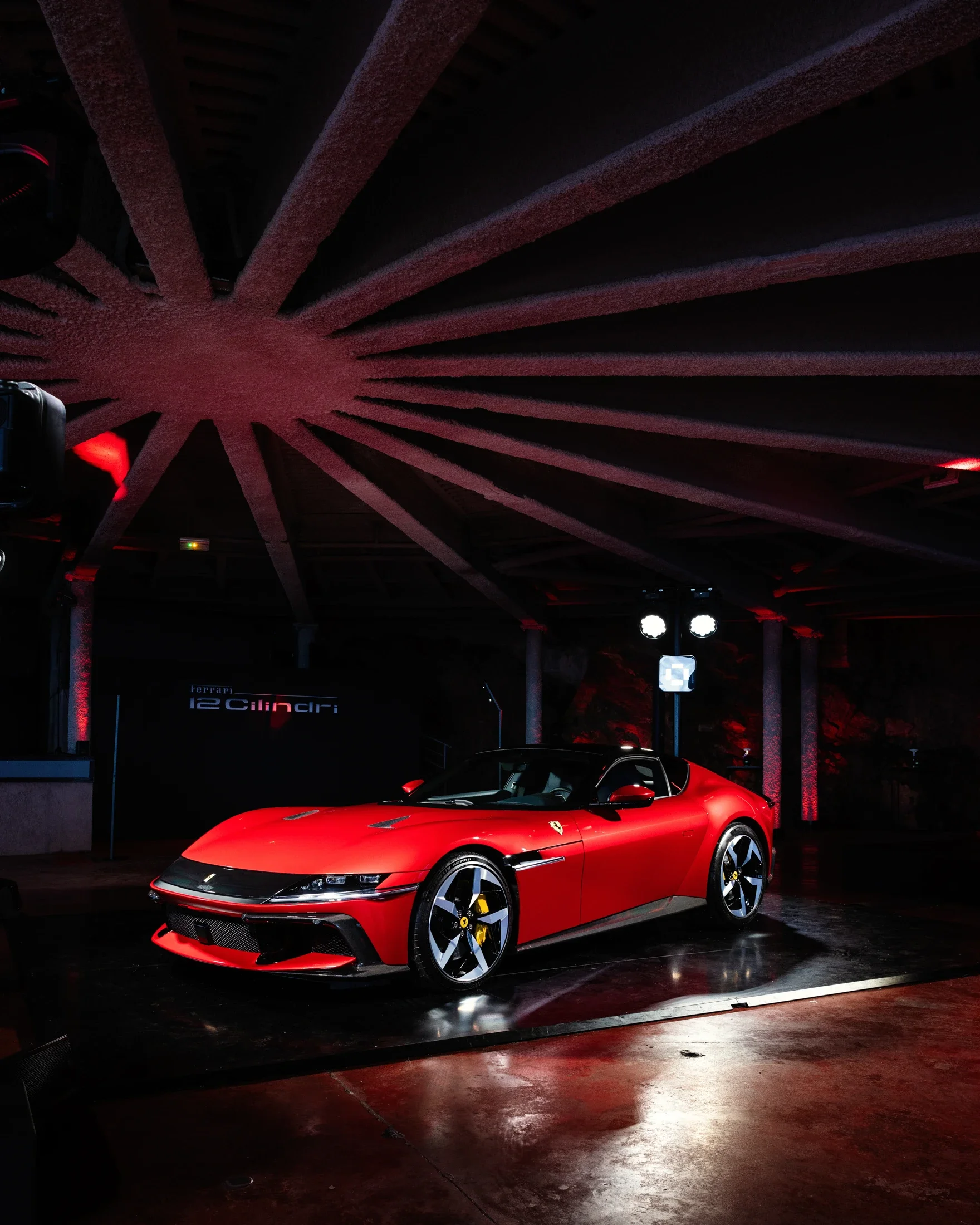 photographe évènementiel bourg en bresse – Reportage évènement lancement Ferrari 12 Cilindri avec la concession Ferrari SF Cannes dans la maison bulles, reveal de la voiture