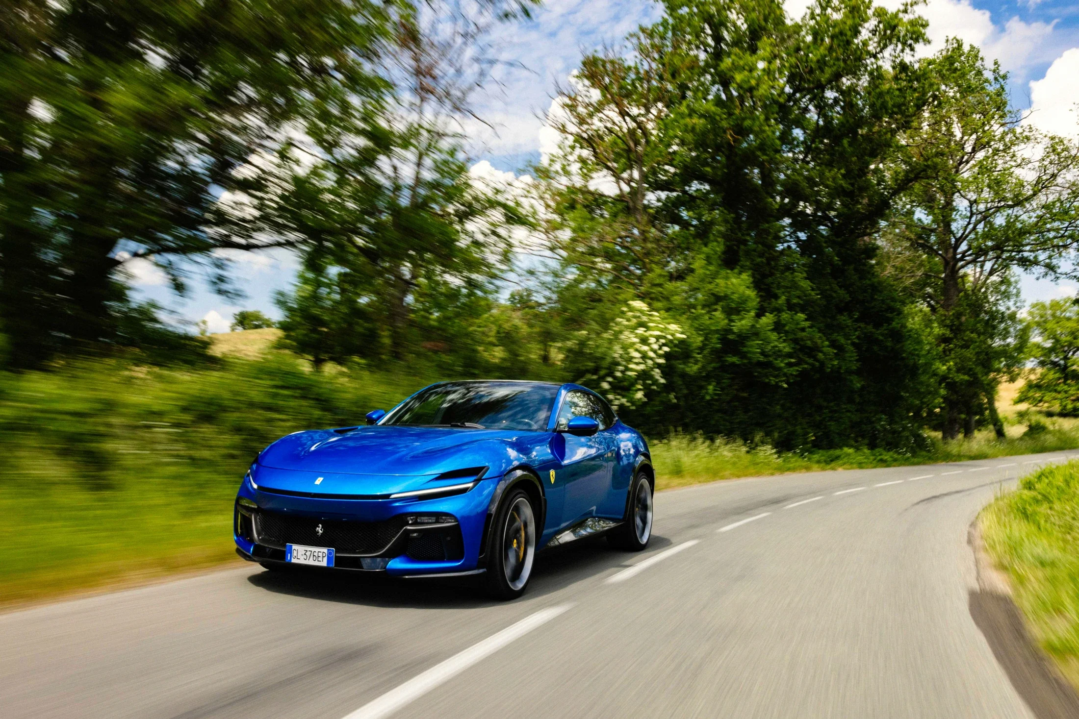 image communication Ferrari Purosangue Dynamique route France