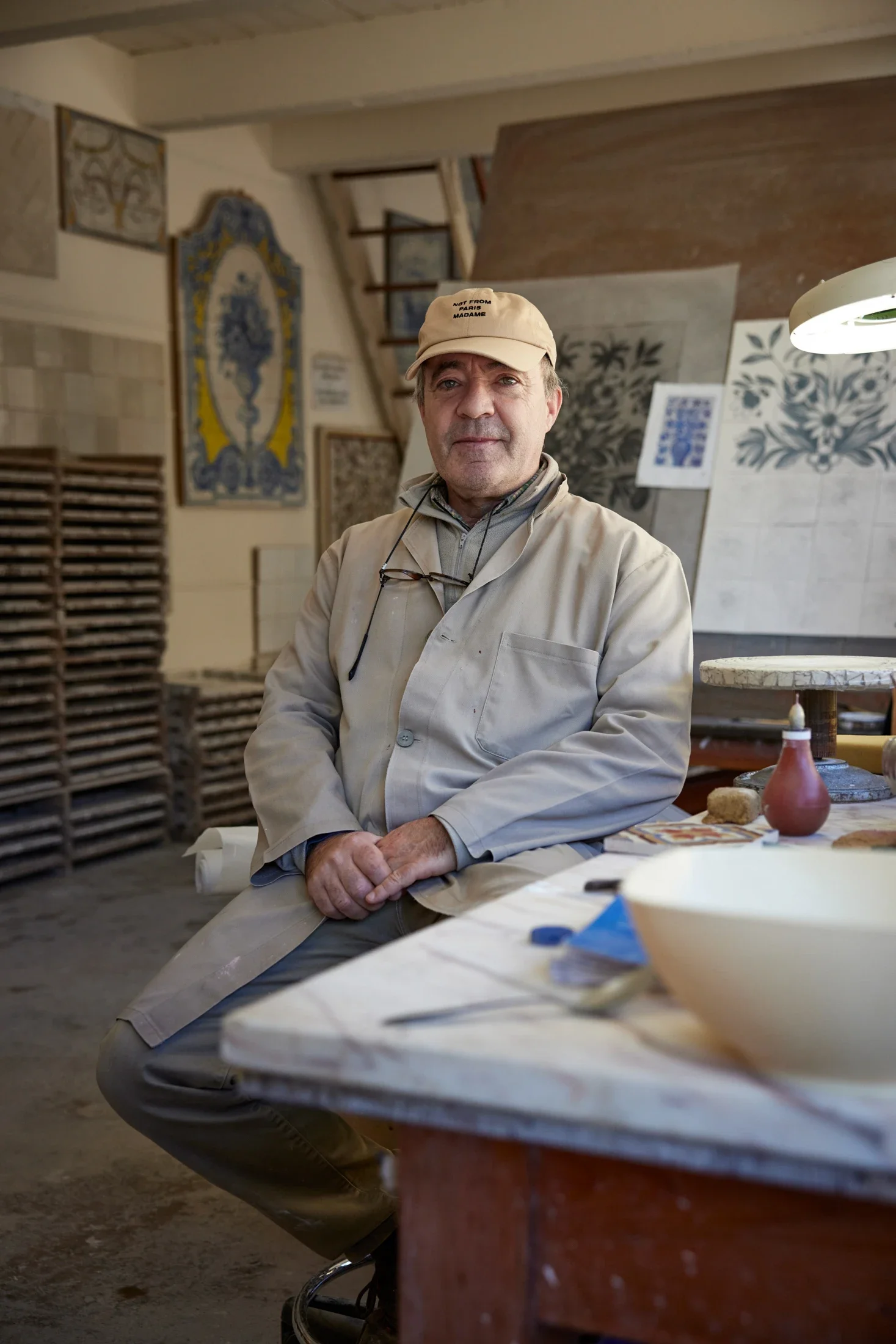 photographe corporate bourg en bresse – Portrait artisan portugais qui travaille le carrelage Azulejo