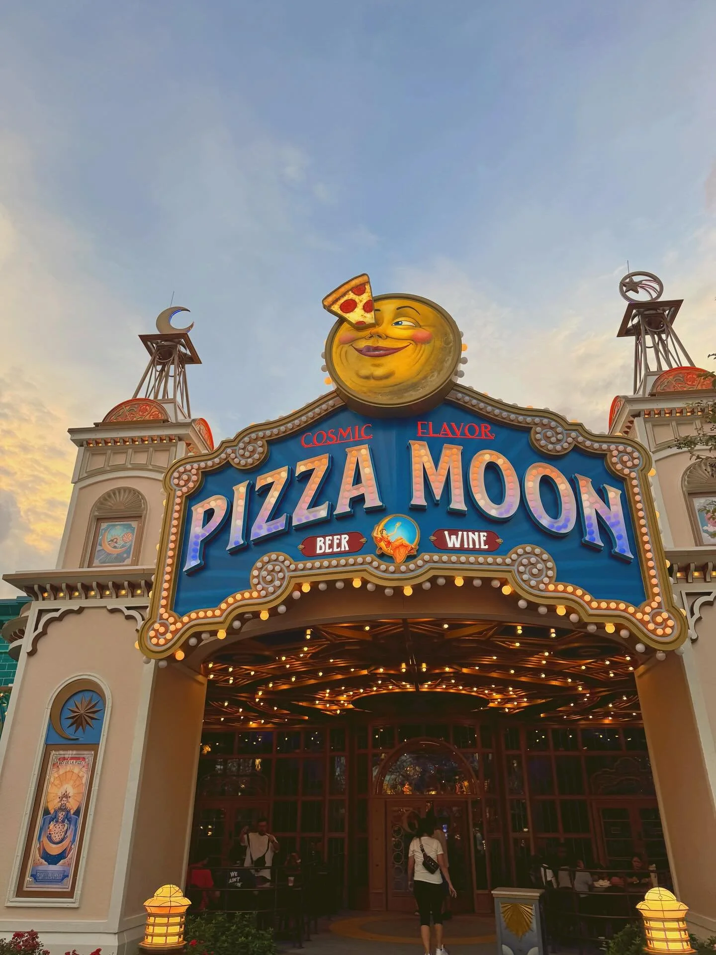 🚀👩🏼&zwj;🚀🌙💫🐉