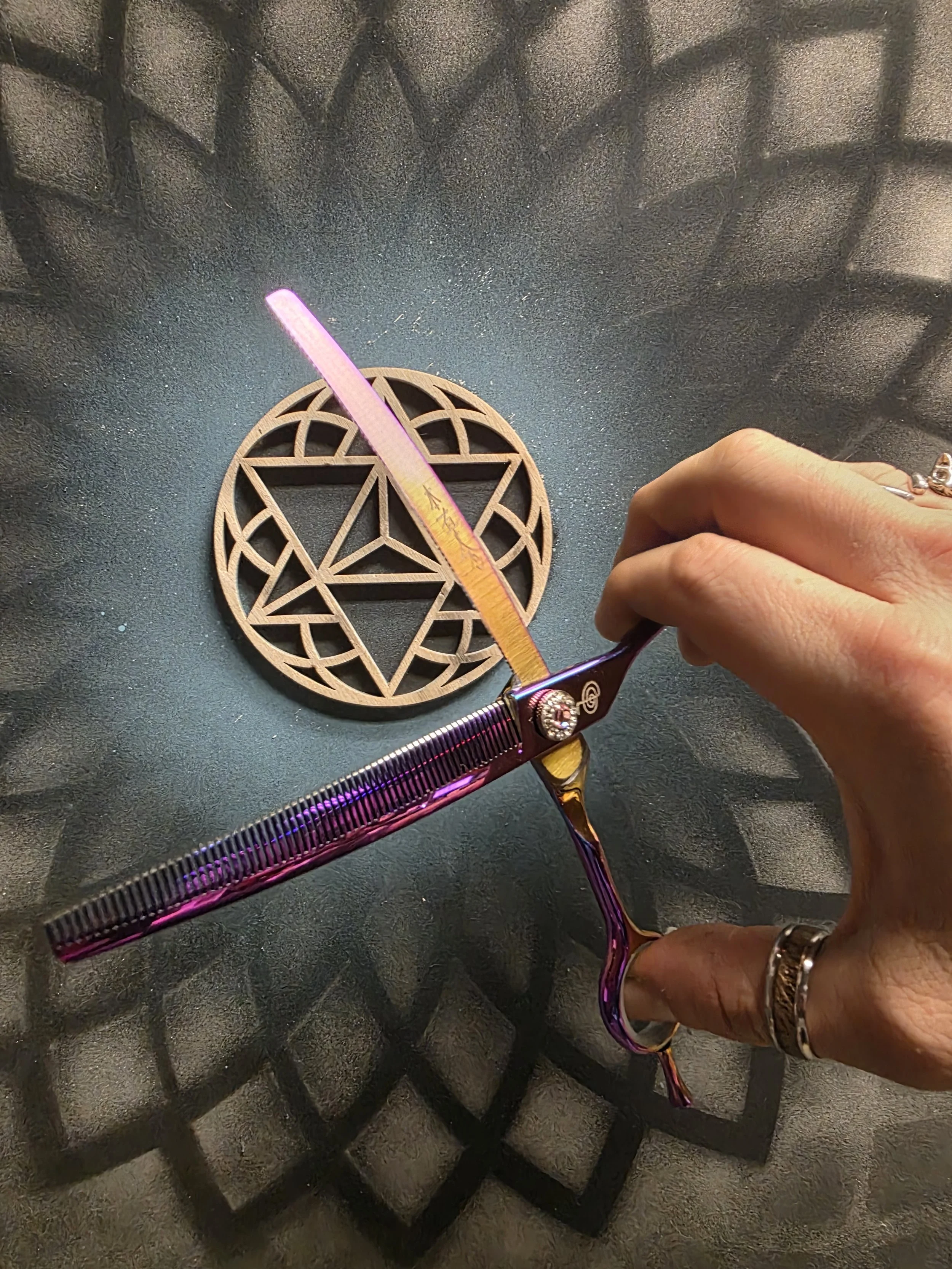 Reiki Shears Conduit Series Curved 66T Rainbow Blender