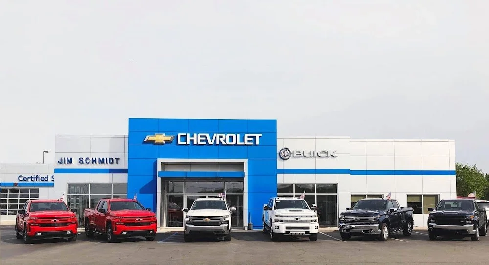 Schmidt Chevrolet
This commercial project called for expanding the service bays of this car dealership by an additional 15,000 square feet. Beyond this major addition, Star Homes remodeled the showroom and upgraded the front facade