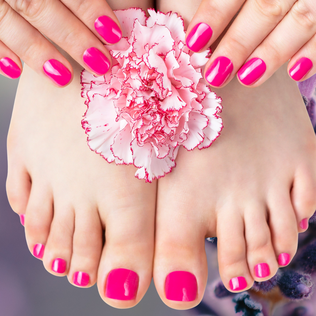 Un par de pies con uñas pintadas de rosa brillante, con un dedo con un esmalte reflectante, colocados frente a una flor rosa con bordes rojos, que cubre parcialmente la zona del abdomen.