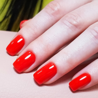 Uñas de manos pintadas de color rojo.