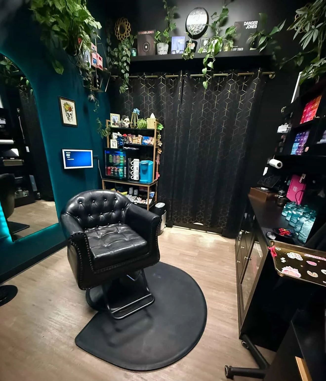 SWIPE to open the curtains to a beautiful La Mesa sunrise at @woop_hair_it_is studio 😍🖤🌅

#lamesa #lamesahair #lamesasalon #lamesaca #solasalons #salonstudio #salonsuites