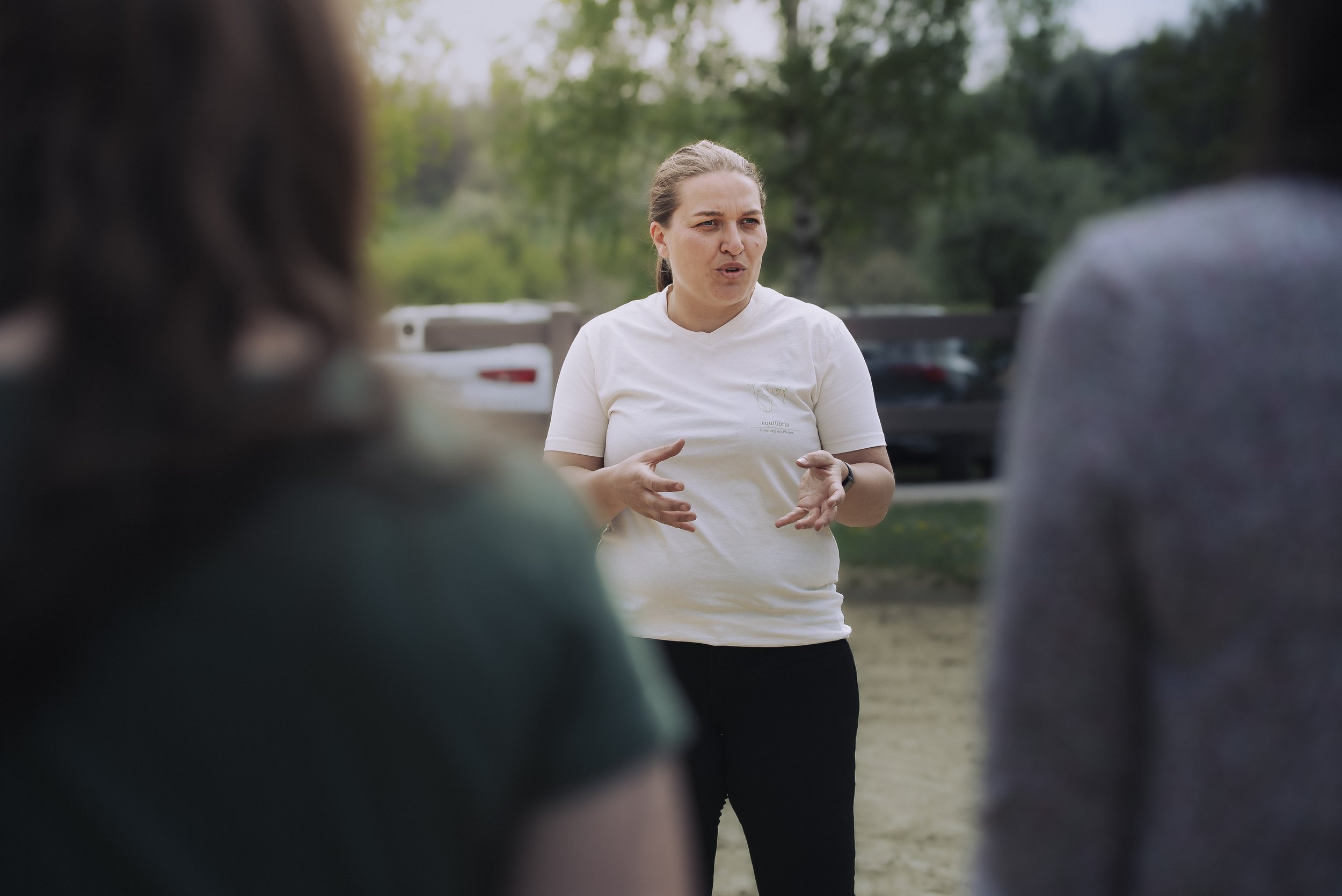 Inka Philipp bei einem Teamcoaching auf dem Reitplatz. Agile Coach und systemische Coachin für Führungskräfte, Teams und persönliche Entwicklung.