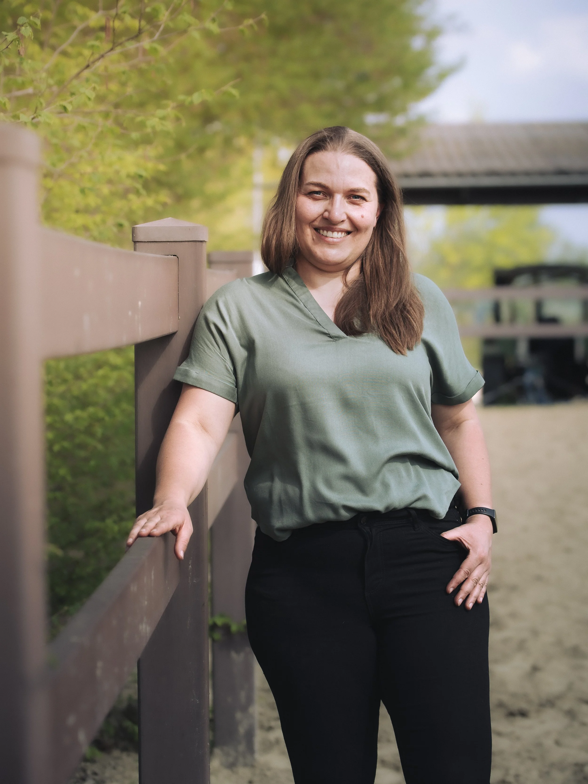 Inka Philipp im Freien vor natürlicher Umgebung. Agile Coach und systemische Coachin für Führungskräfte, Teams und persönliche Entwicklung.