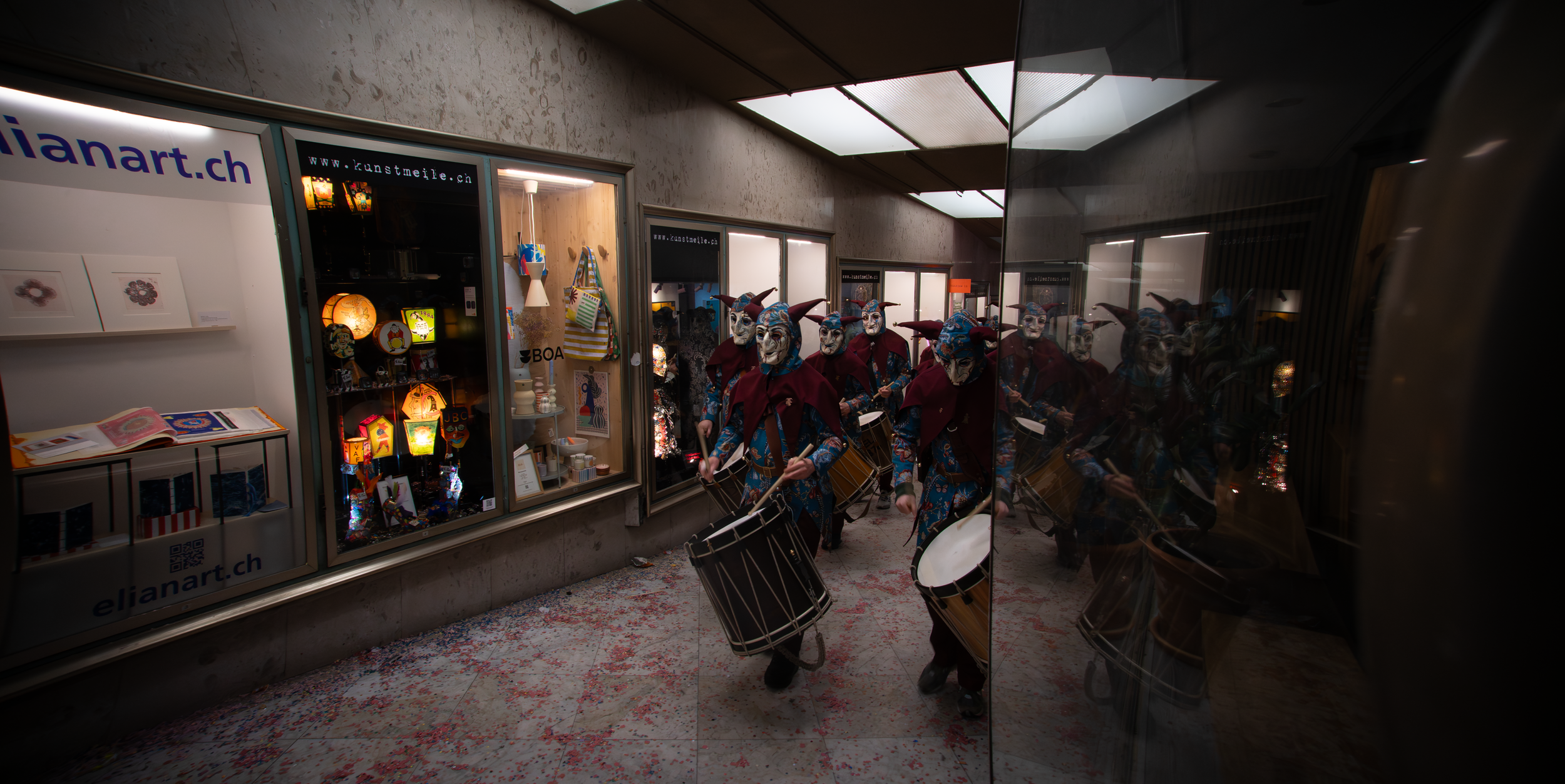 At the Basel Carnival, shortly before midnight on the last day, I wanted to walk through the passageway. A group of drummers from the city could be heard clearly in the distance. They approached me at a moderate pace, getting louder and louder, so th