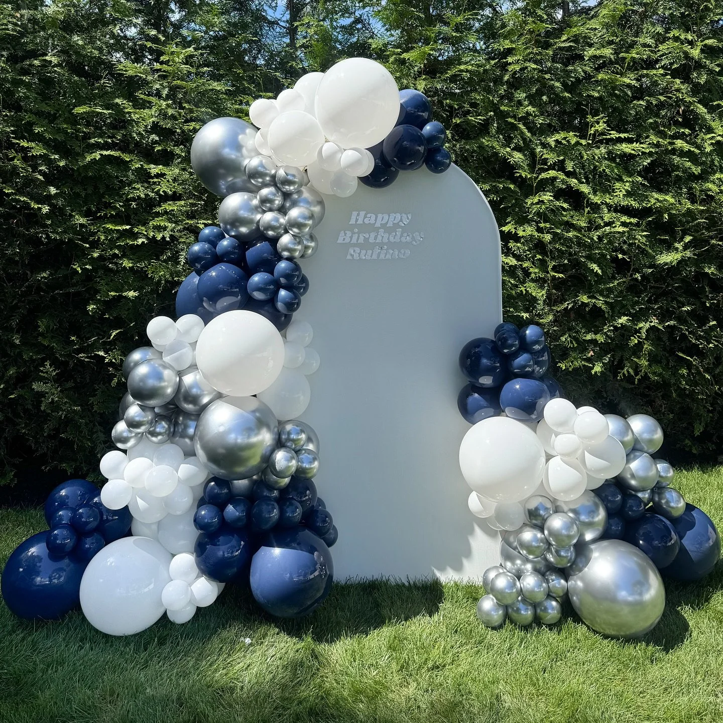 happy birthday rufino!✨ a simple and classic balloon arch like this is the perfect way to elevate your party space !🫶🏻 DM to inquire for your next event!🙂&zwj;↕️😊