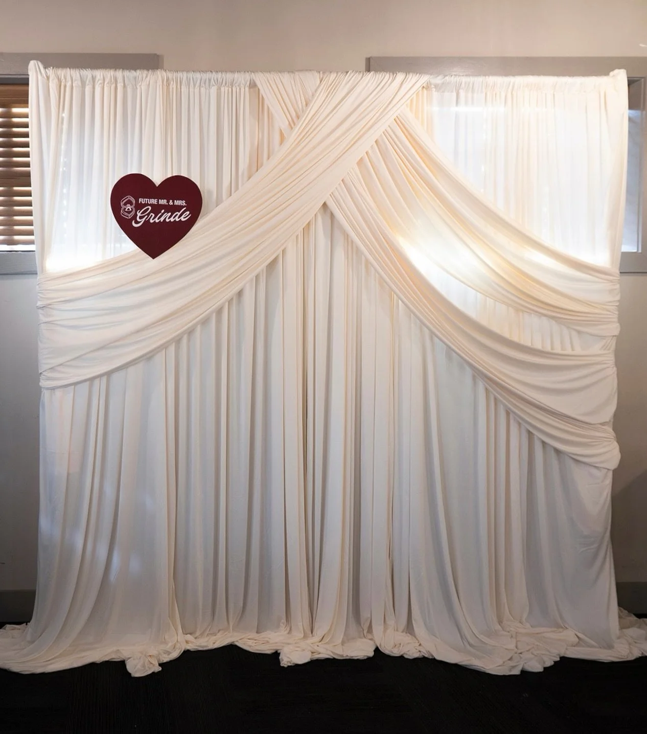 Sharing the last few details from Julia &amp; Paul&rsquo;s engagement party! ✨ 

Balloons aren&rsquo;t the only type of backdrop you can have! This draped backdrop is a great alternative that created such a beautiful focal point and added such elegan