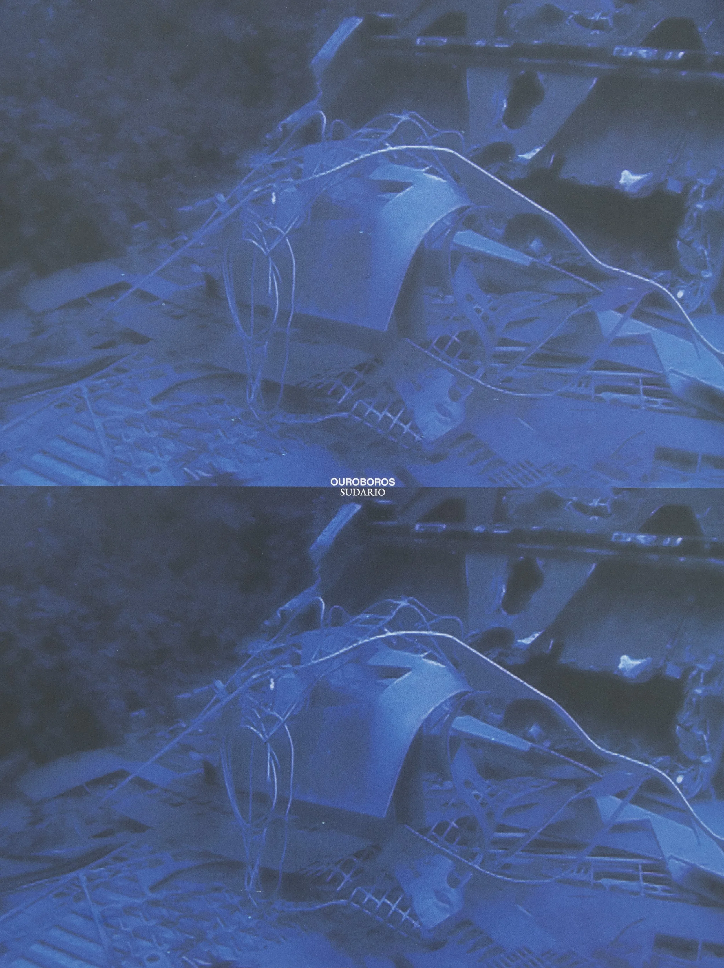 Rovine di un aereo distrutto sul fondo dell'oceano, con una tonalità blu dominante.