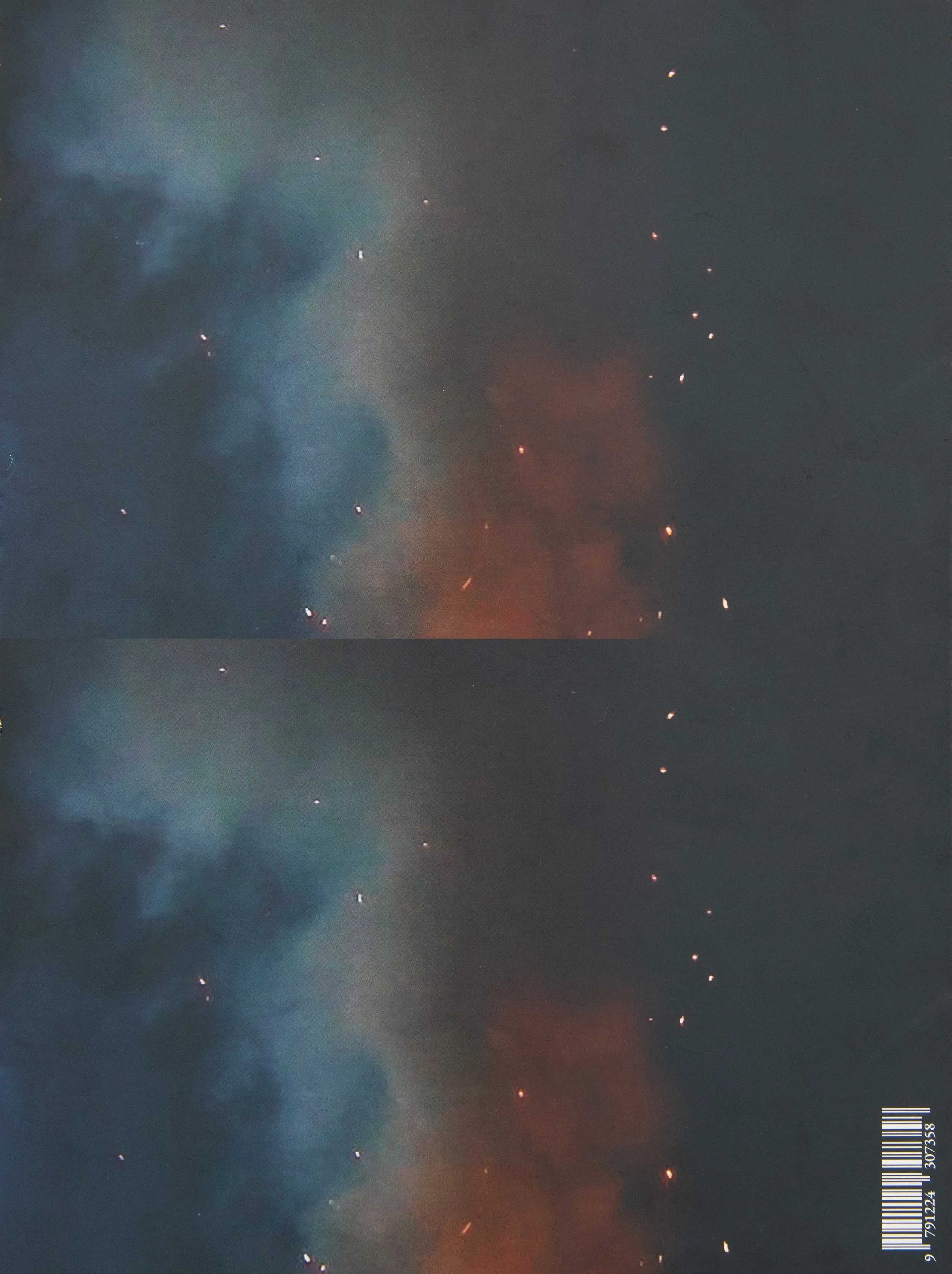 Immagine di uno spazio stellato con nebulose blu e rosse sullo sfondo scuro.