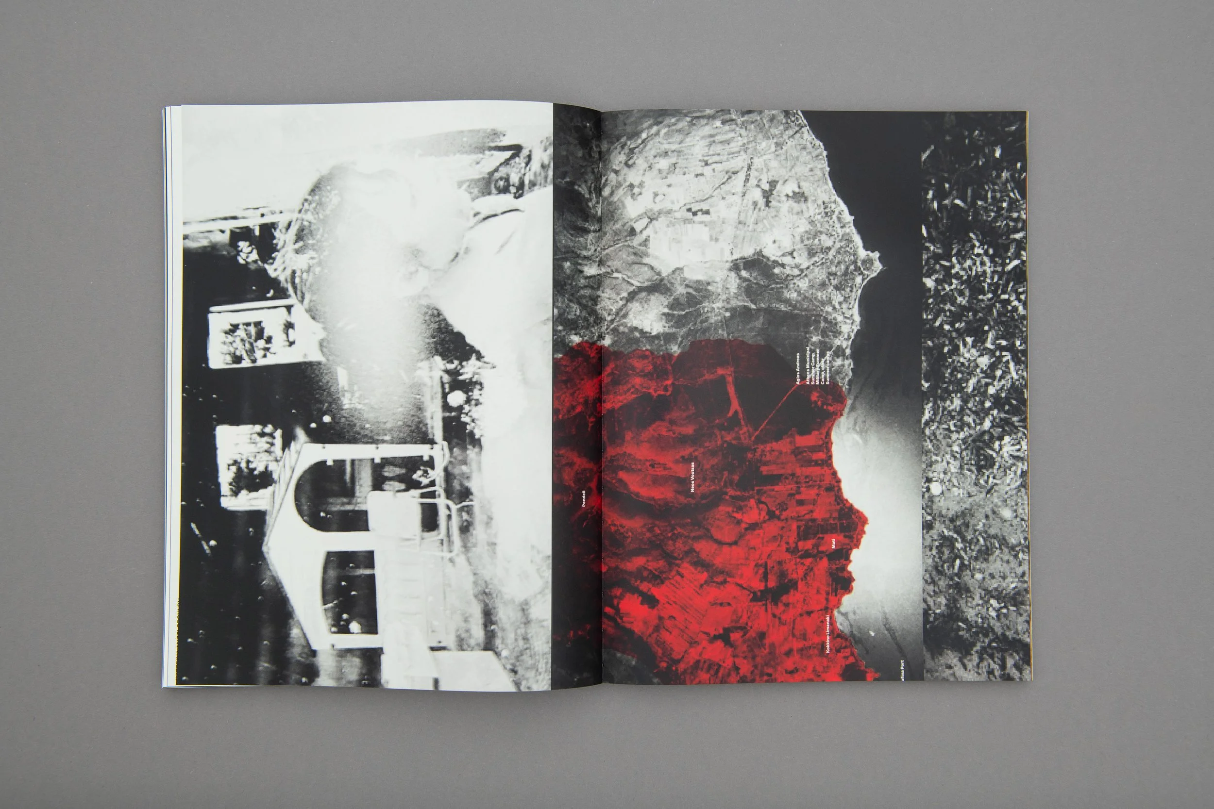 Pagina di un libro con immagini in bianco e nero di un'auto incidentata, di un paesaggio montano e di un'area urbana con una sezione evidenziata in rosso.