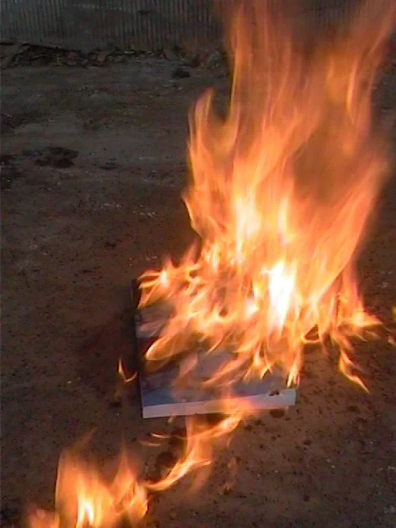 Un libro che prende fuoco con le fiamme alte